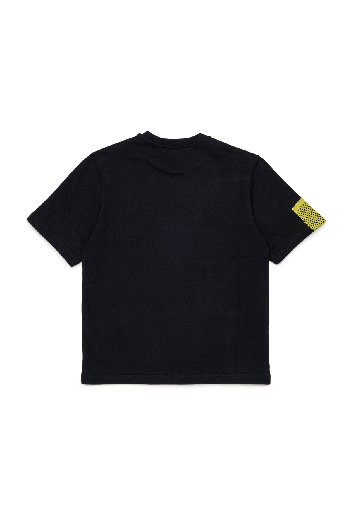 胸にロゴ付きTシャツ