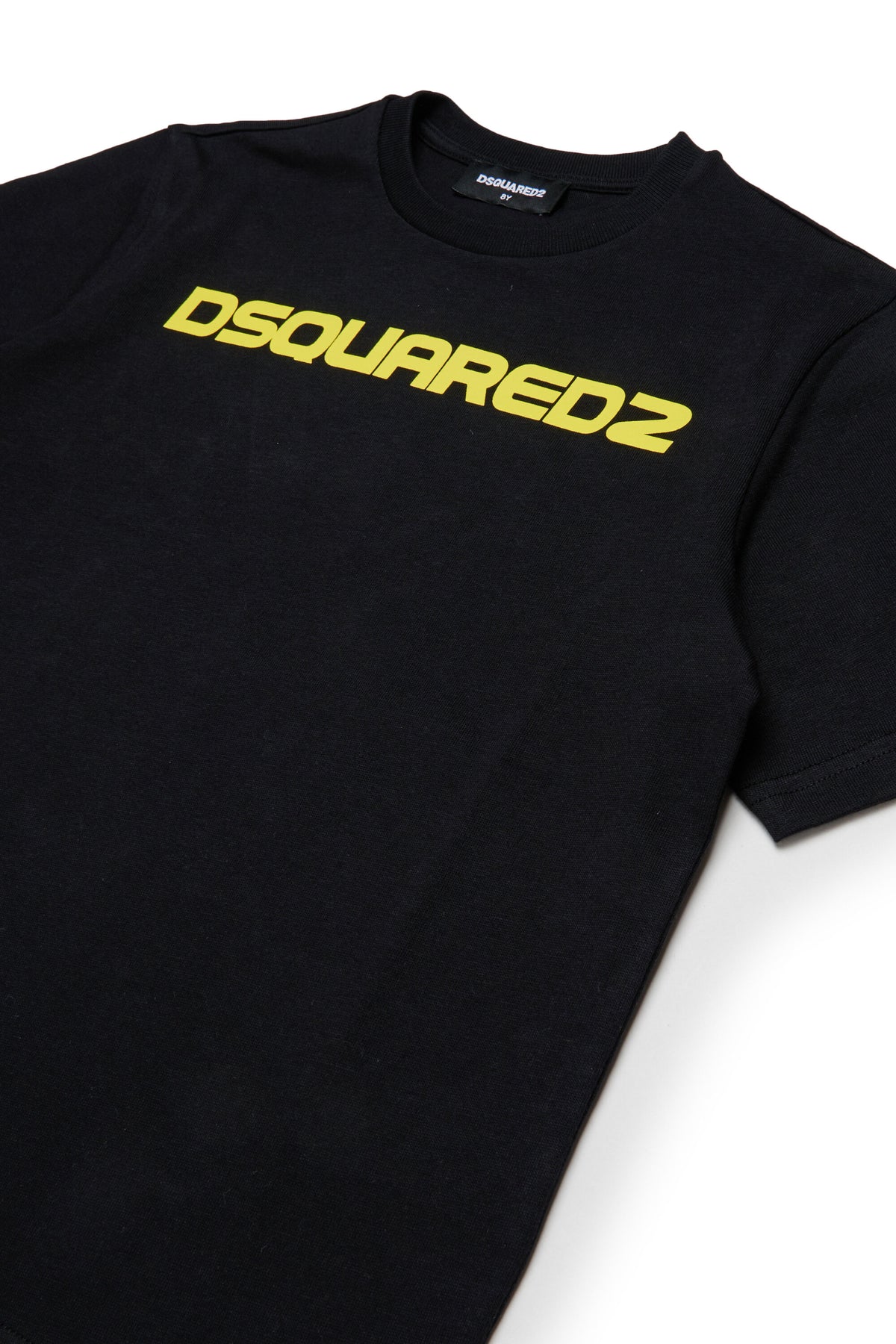 胸にロゴ付きTシャツ