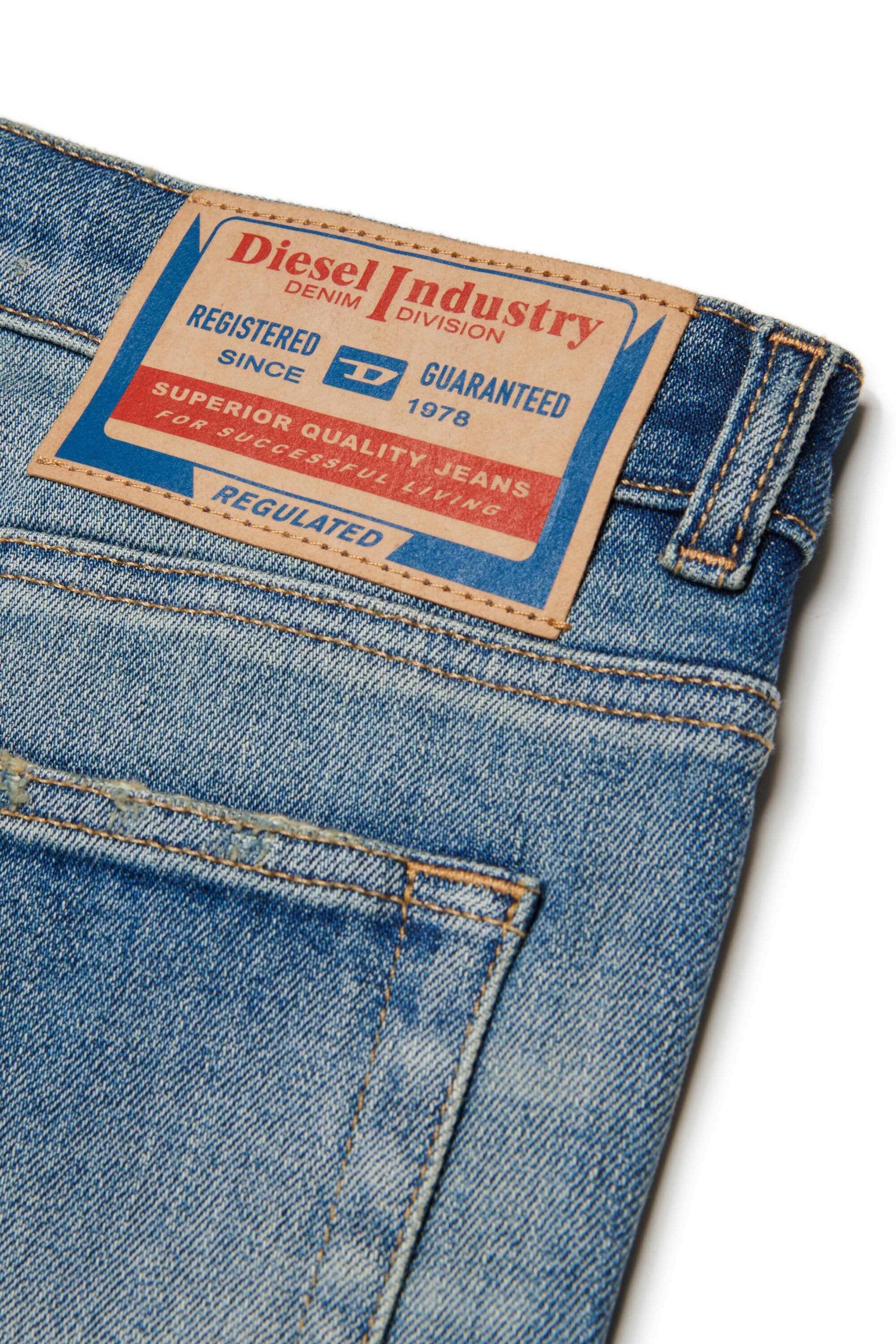 ライトブルーウォッシュ レギュラーフィットジーンズ - D-Lucas