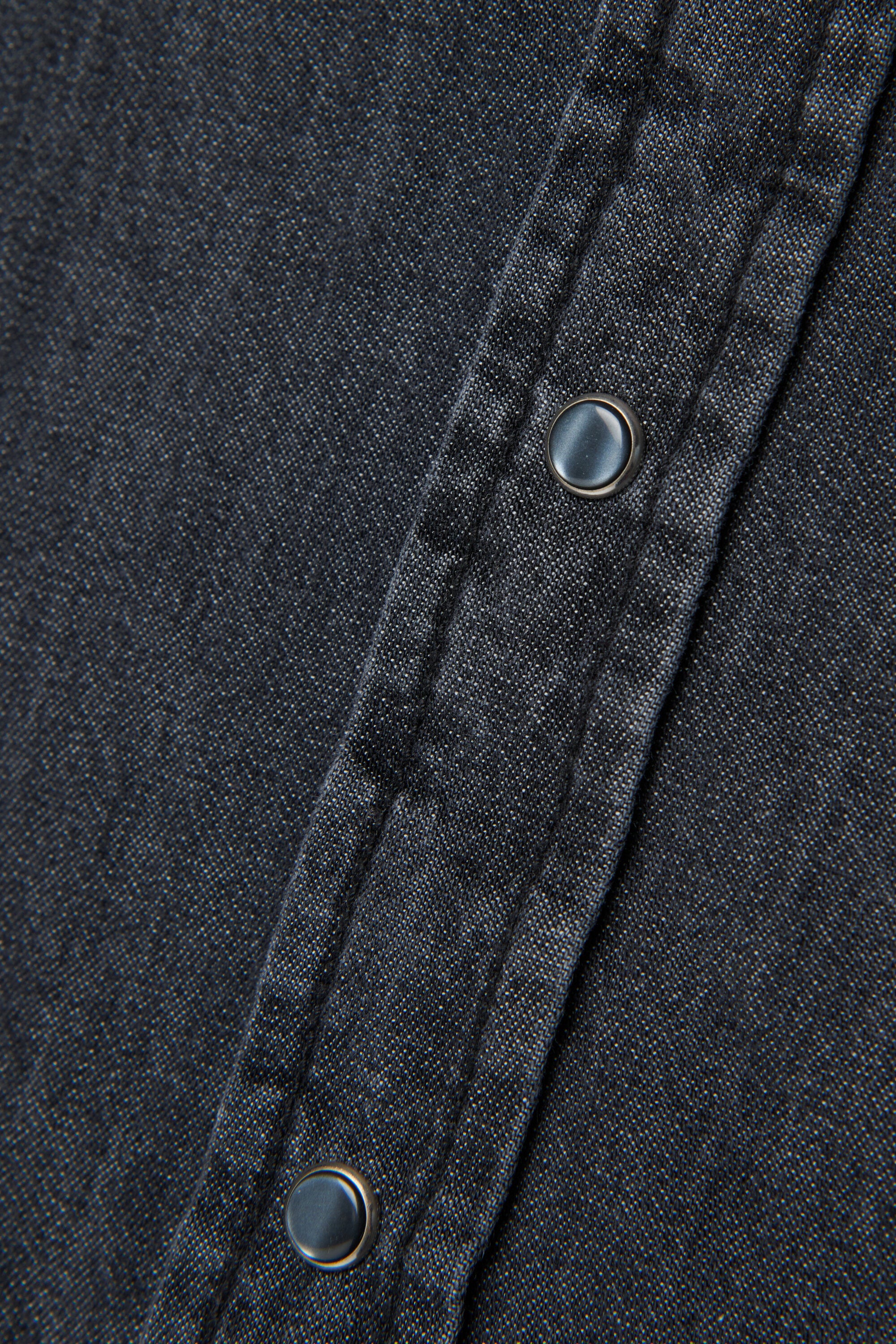 ロゴ入り長袖デニムシャツ