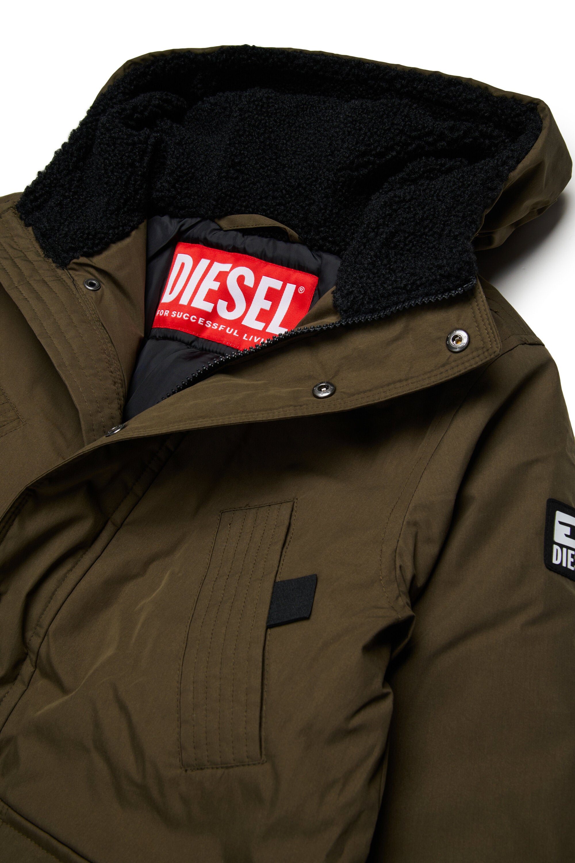 フロントポケット付きのロングパッド入りジャケット