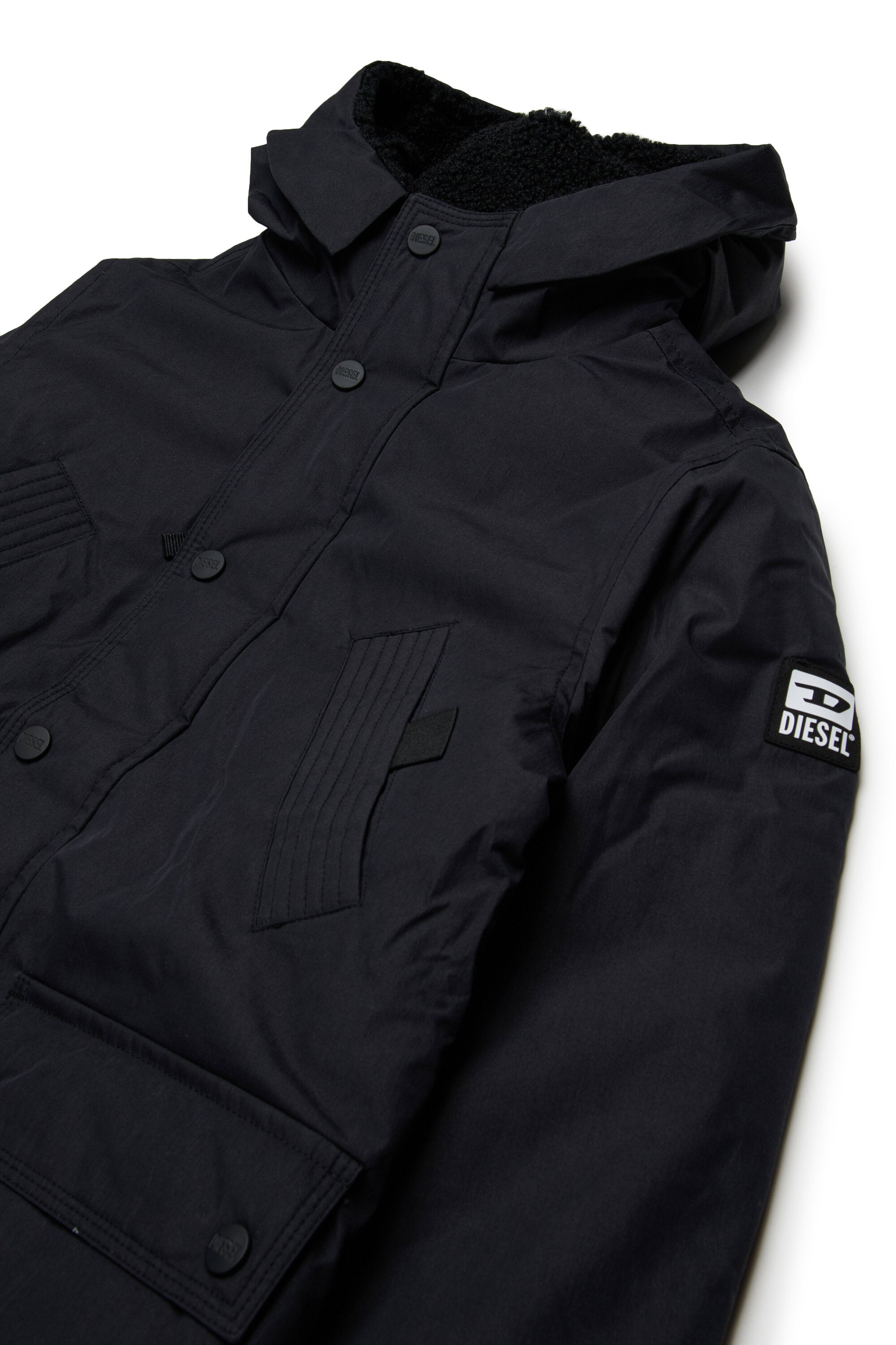 フロントポケット付きのロングパッド入りジャケット