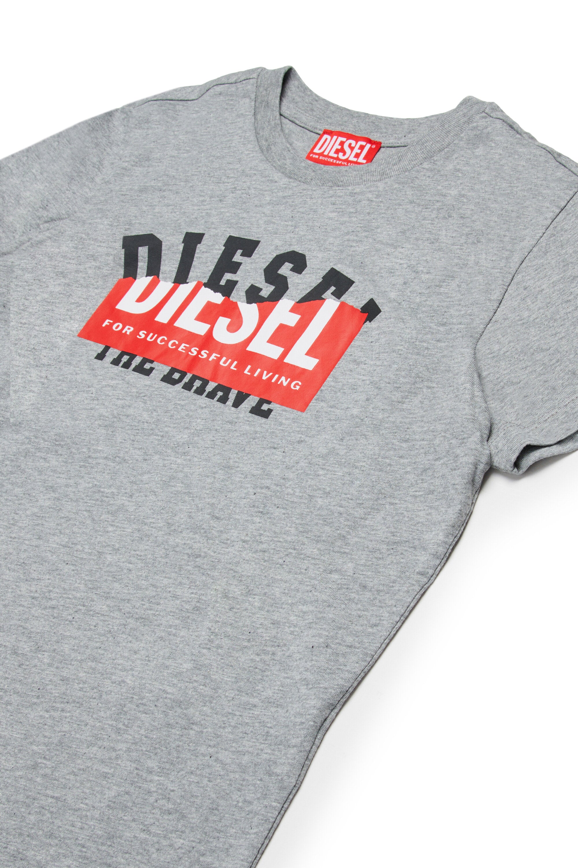 ロゴプリントが重なったTシャツ