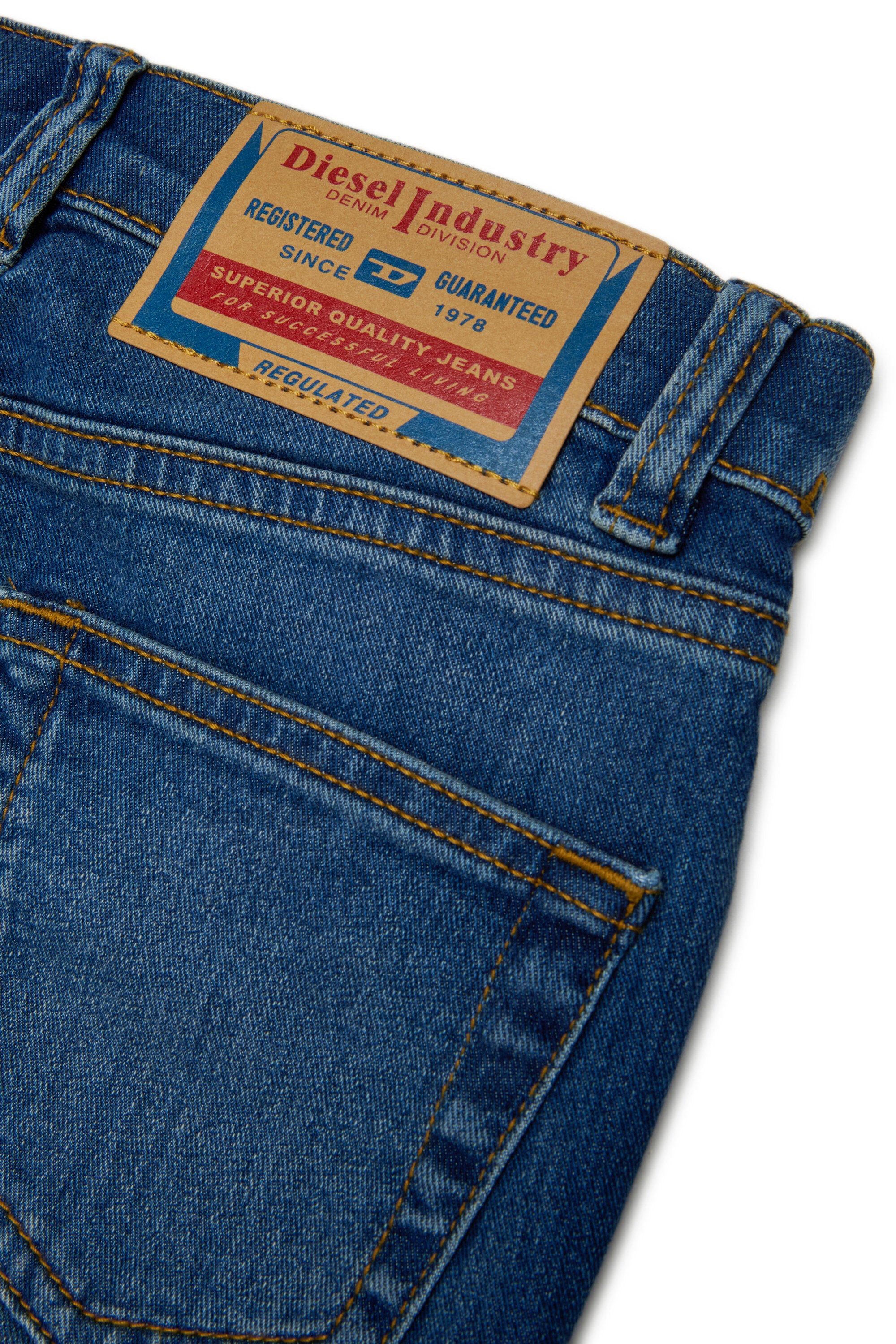 ミディアムブルーのスキニーフィットジーンズ