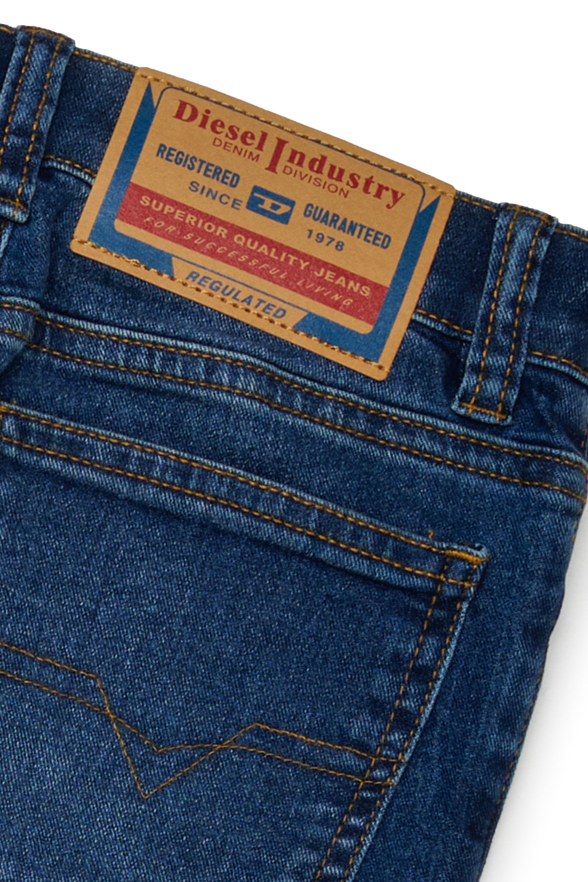 ミディアムブルーのスリムフィットジーンズ