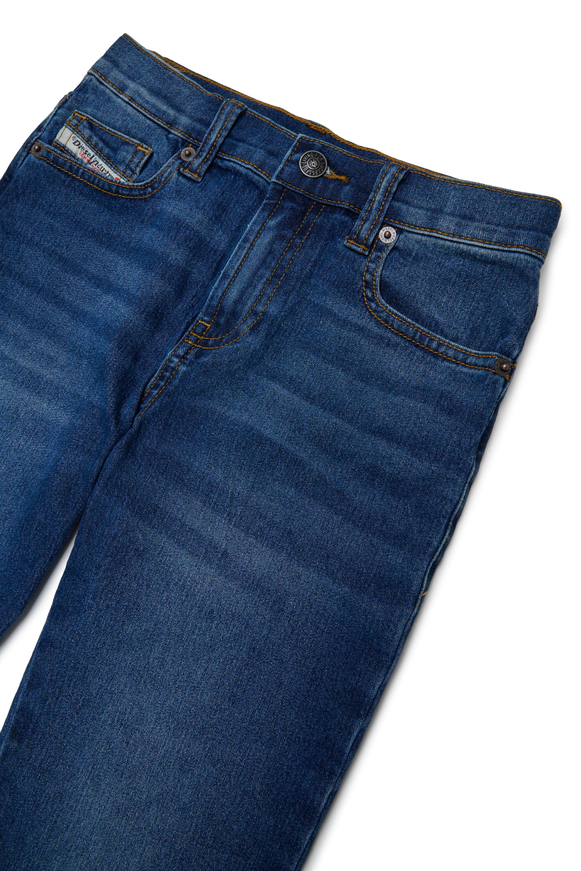 ミディアムブルーのレギュラーフィットジーンズ