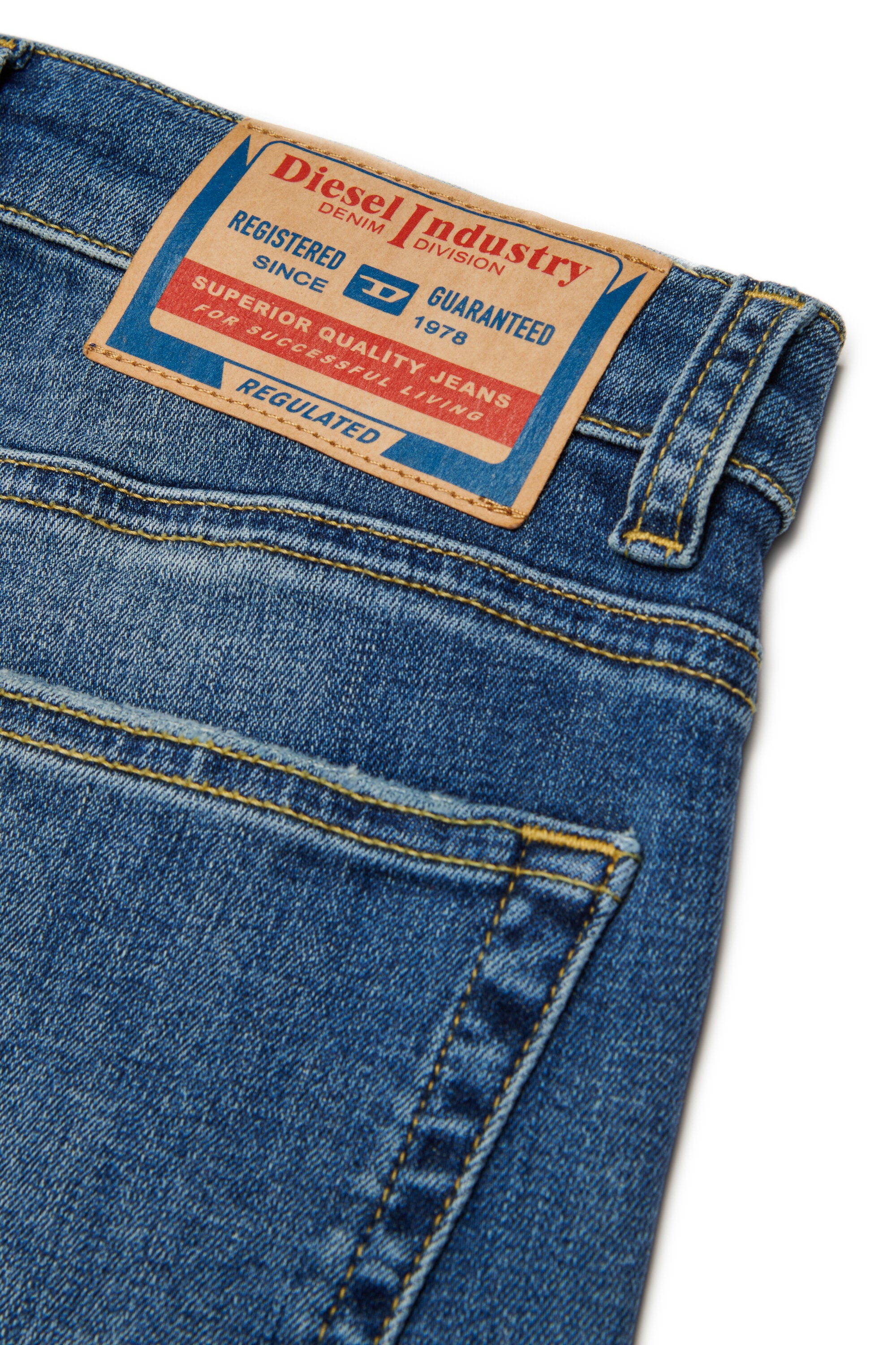 ミディアムブルーウォッシュ・ルーズフィットジーンズ - D-Argjx