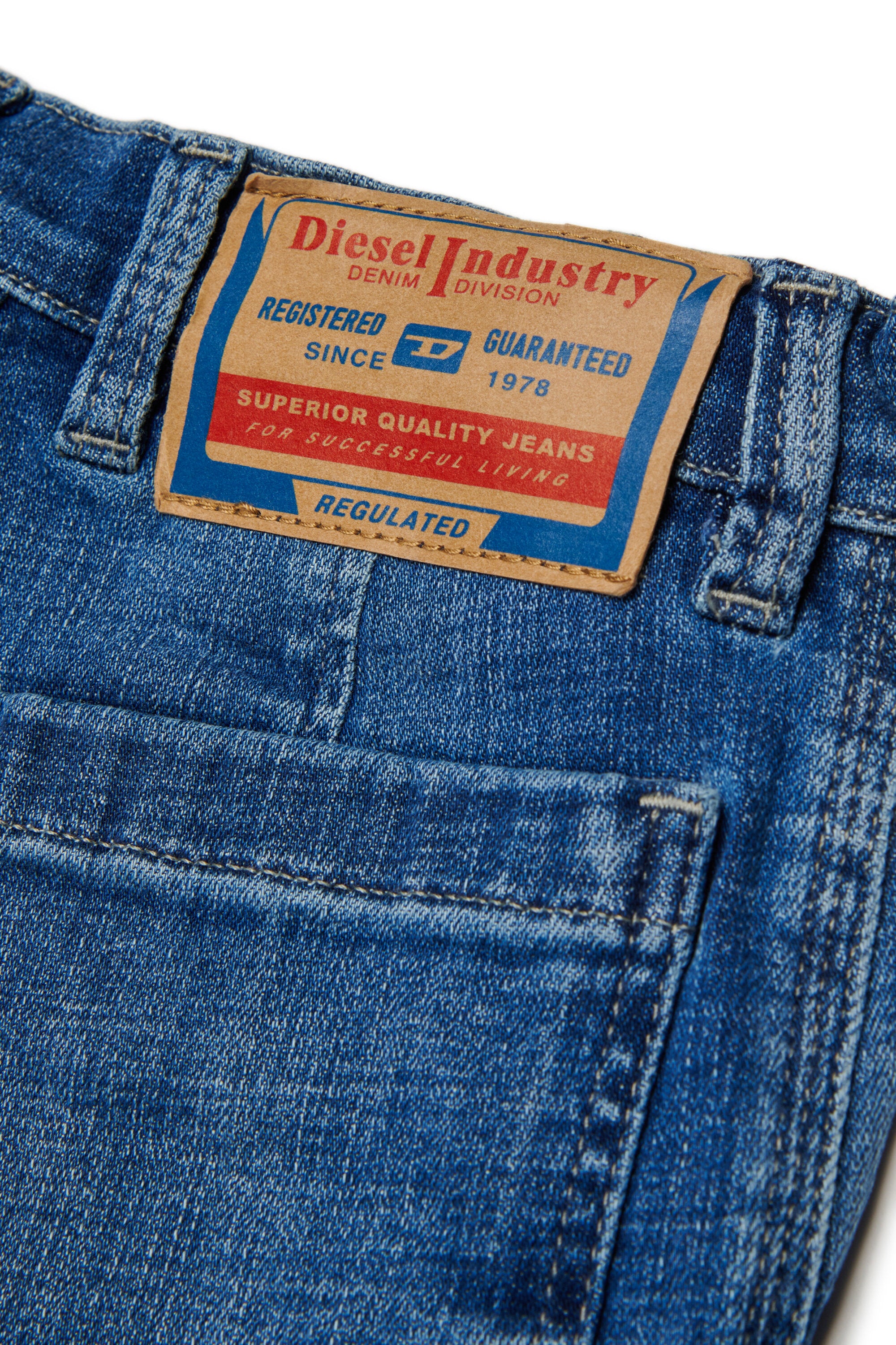Relaxed fit cargo jeans in medium blue wash - D-Dave