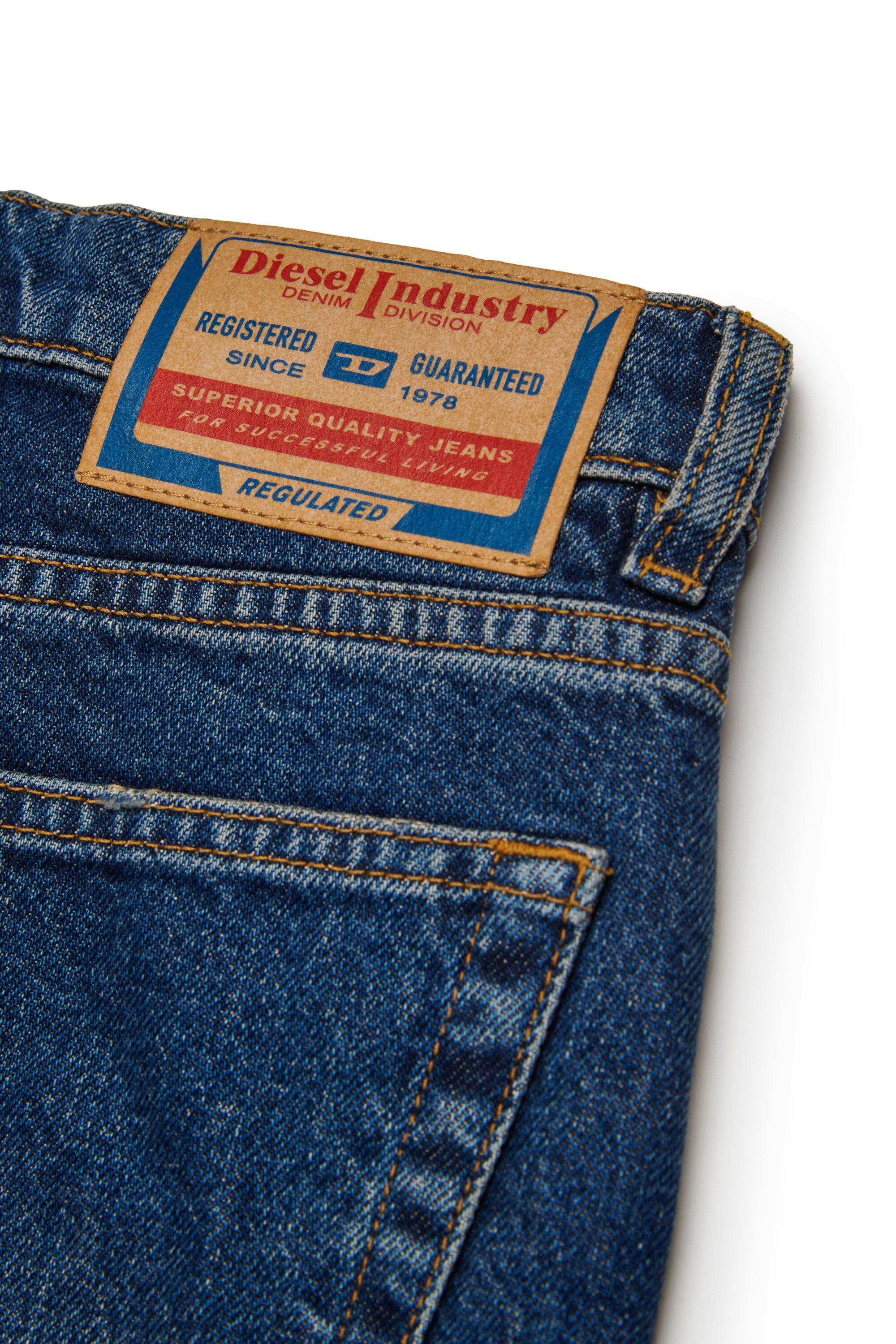 ダーティー加工が施された濃紺のデニムショーツ