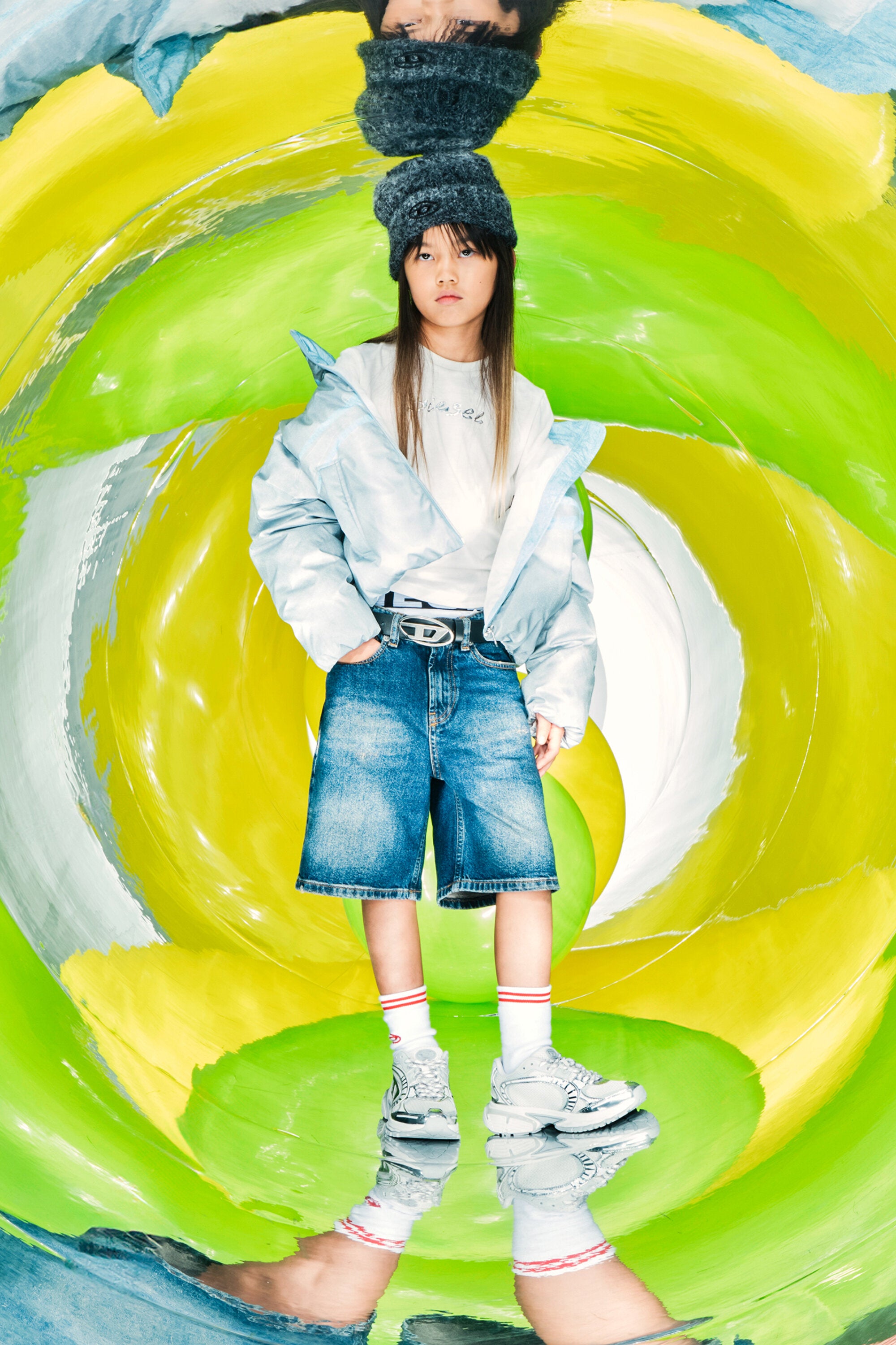 ダーティー加工が施された濃紺のデニムショーツ