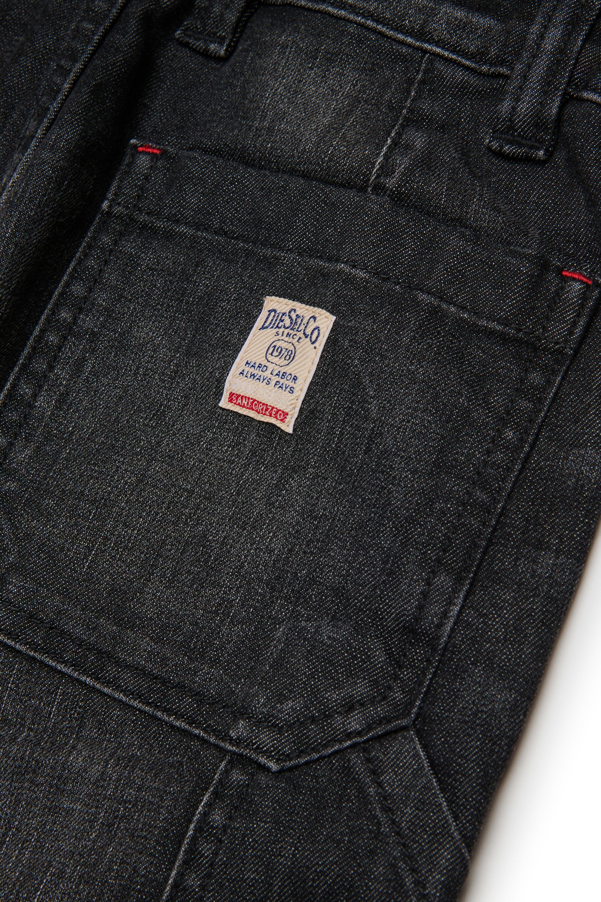 着古したような黒のリラックスジーンズ - D-Bart