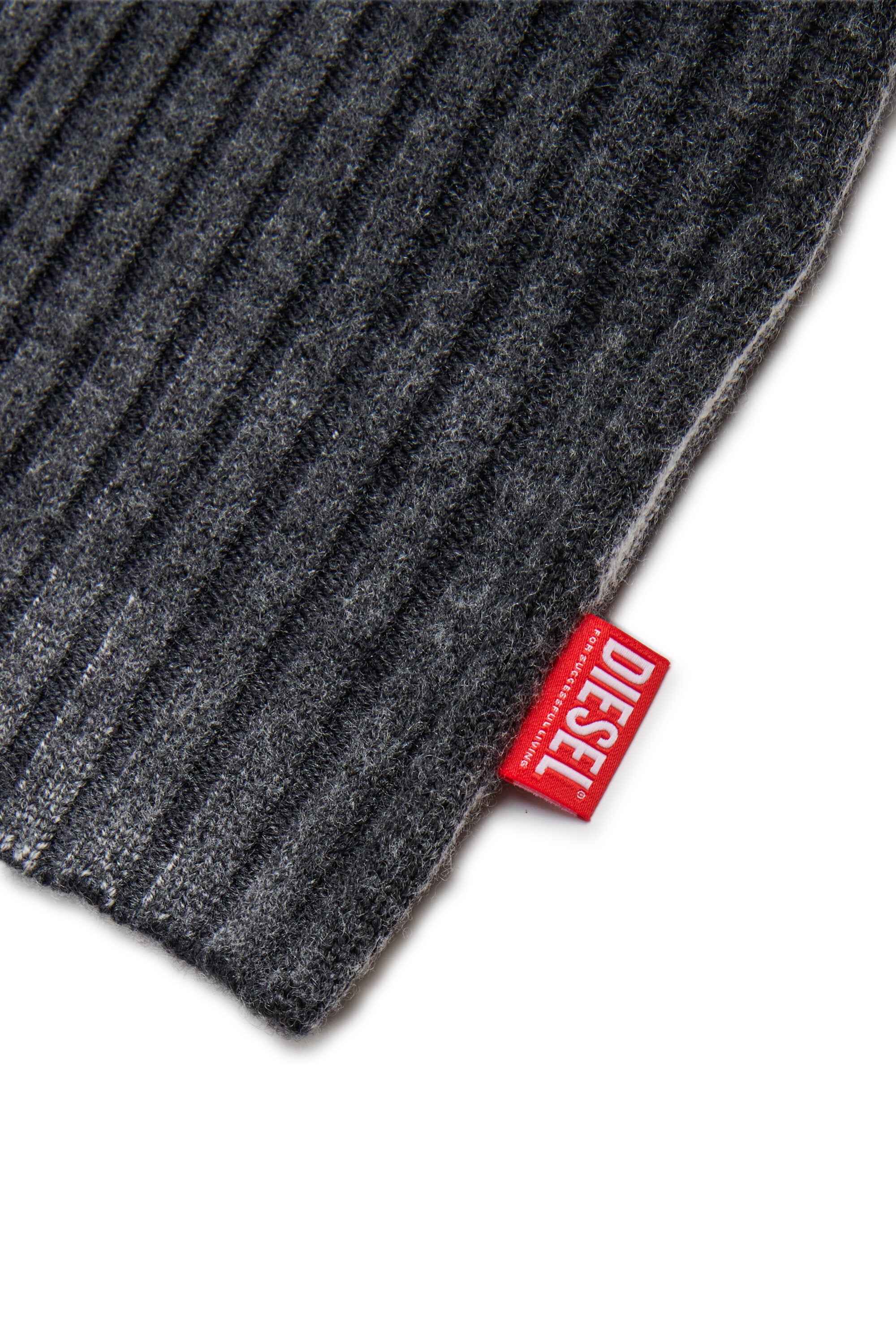 Short knitted skirt in rib knit with zip