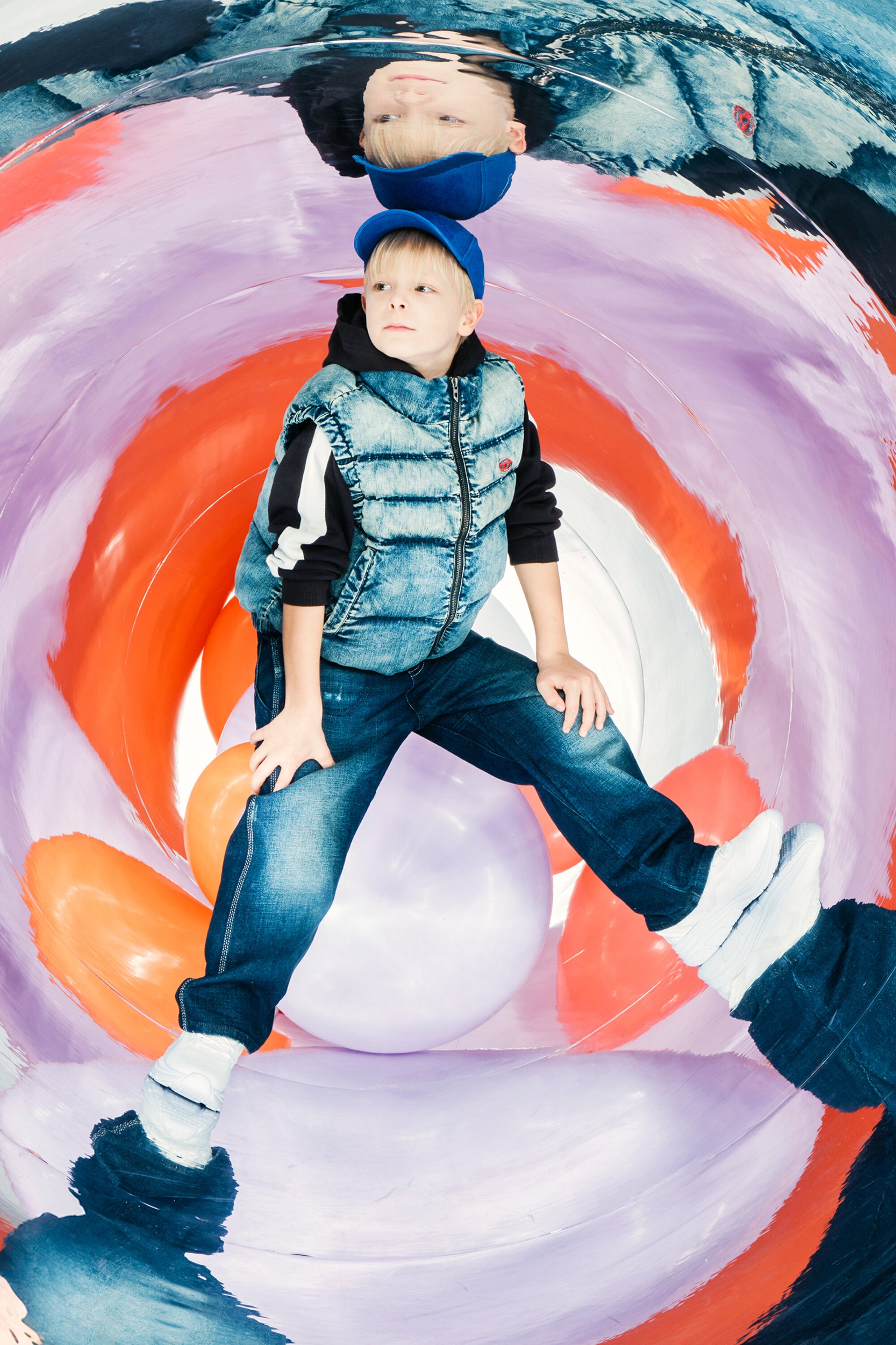 ダーティーエフェクトデニムのパッド入りショートベスト