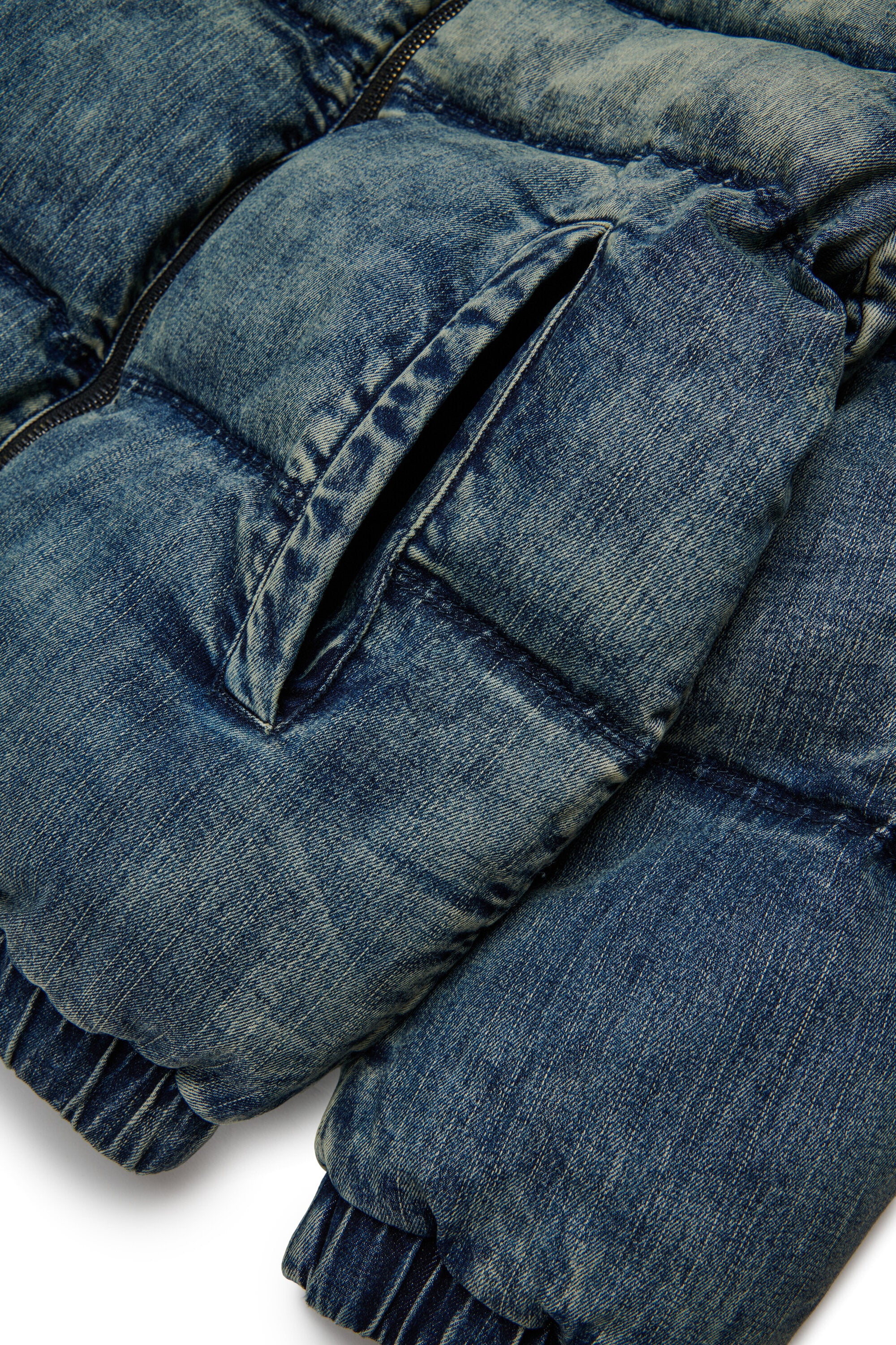 ダーティーエフェクトデニムのパッド入りショートジャケット