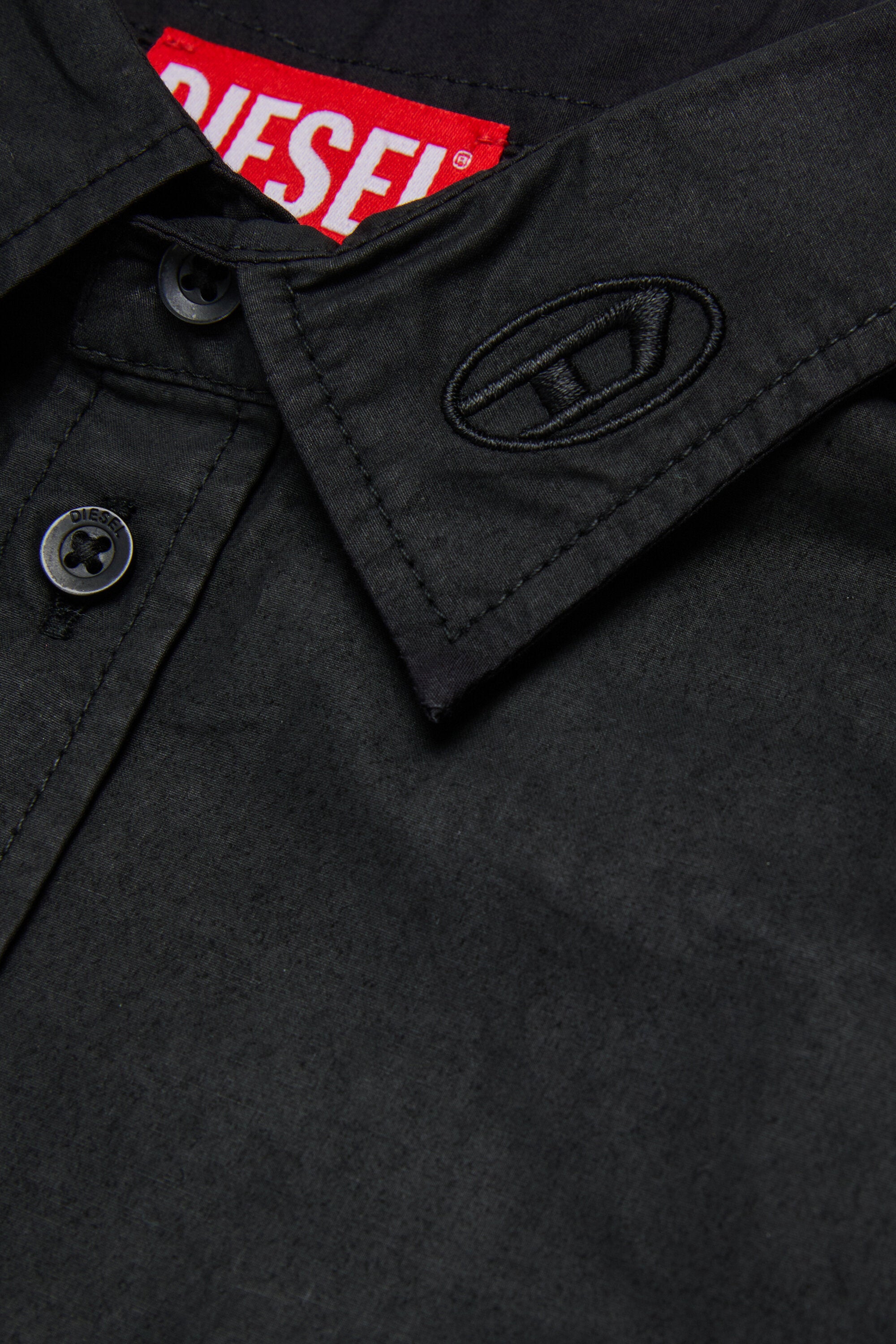 襟にロゴの入った光沢のあるポプリンシャツ