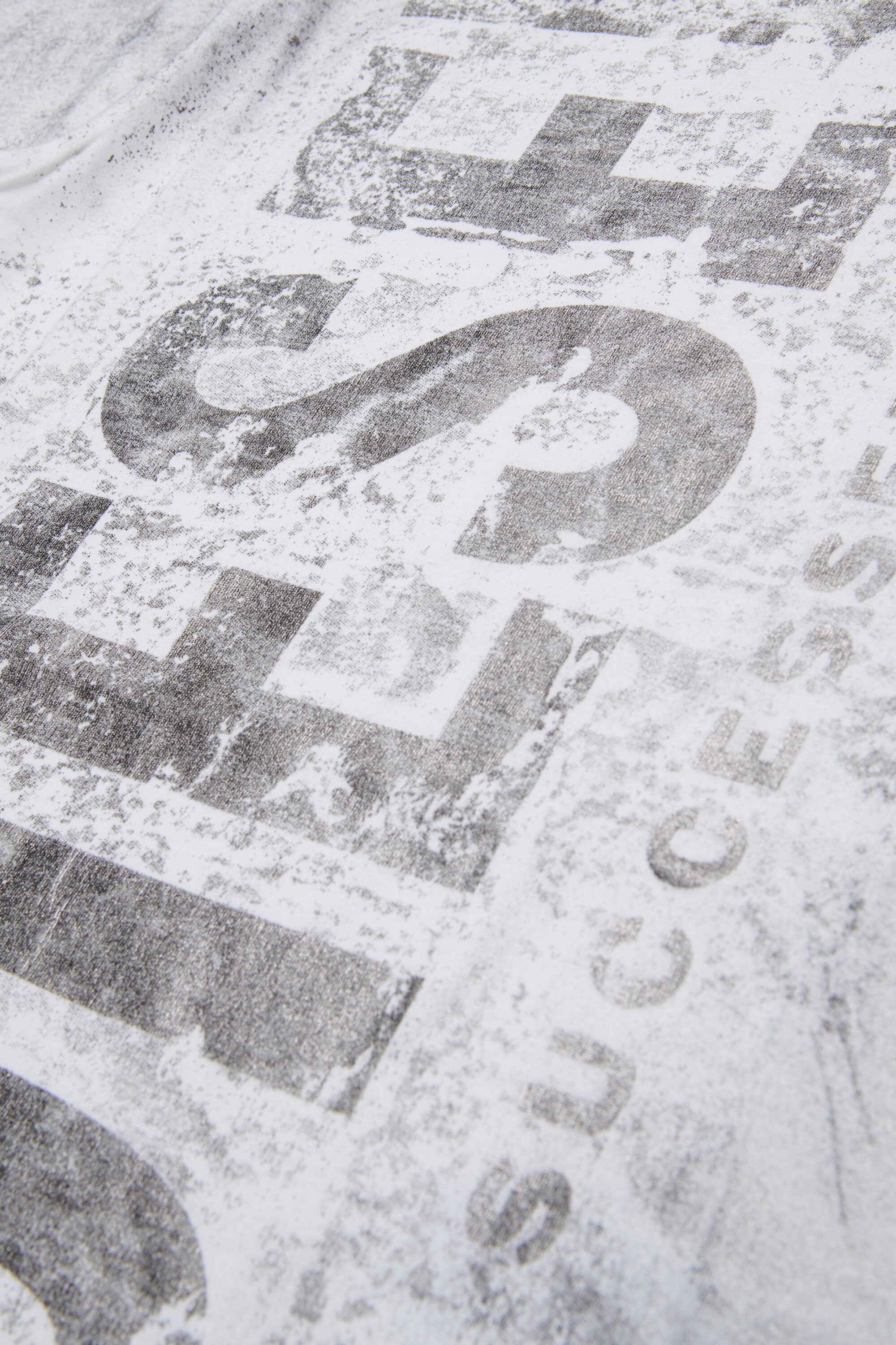 着古したような風合いのジャージー素材にマキシロゴのブランドロゴ入りTシャツ