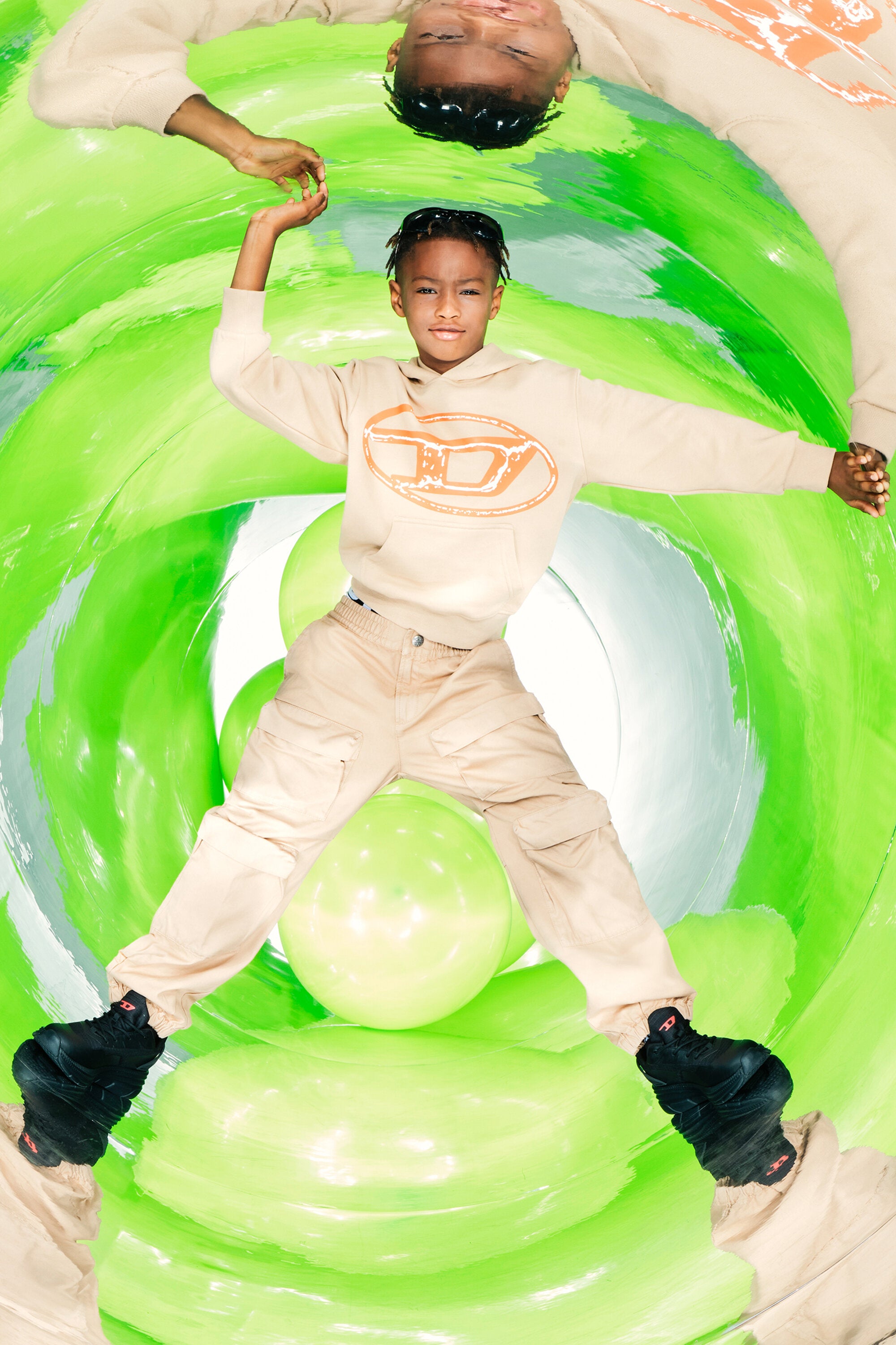 オーバルDの2色マキシロゴ入りフード付きスウェットシャツ