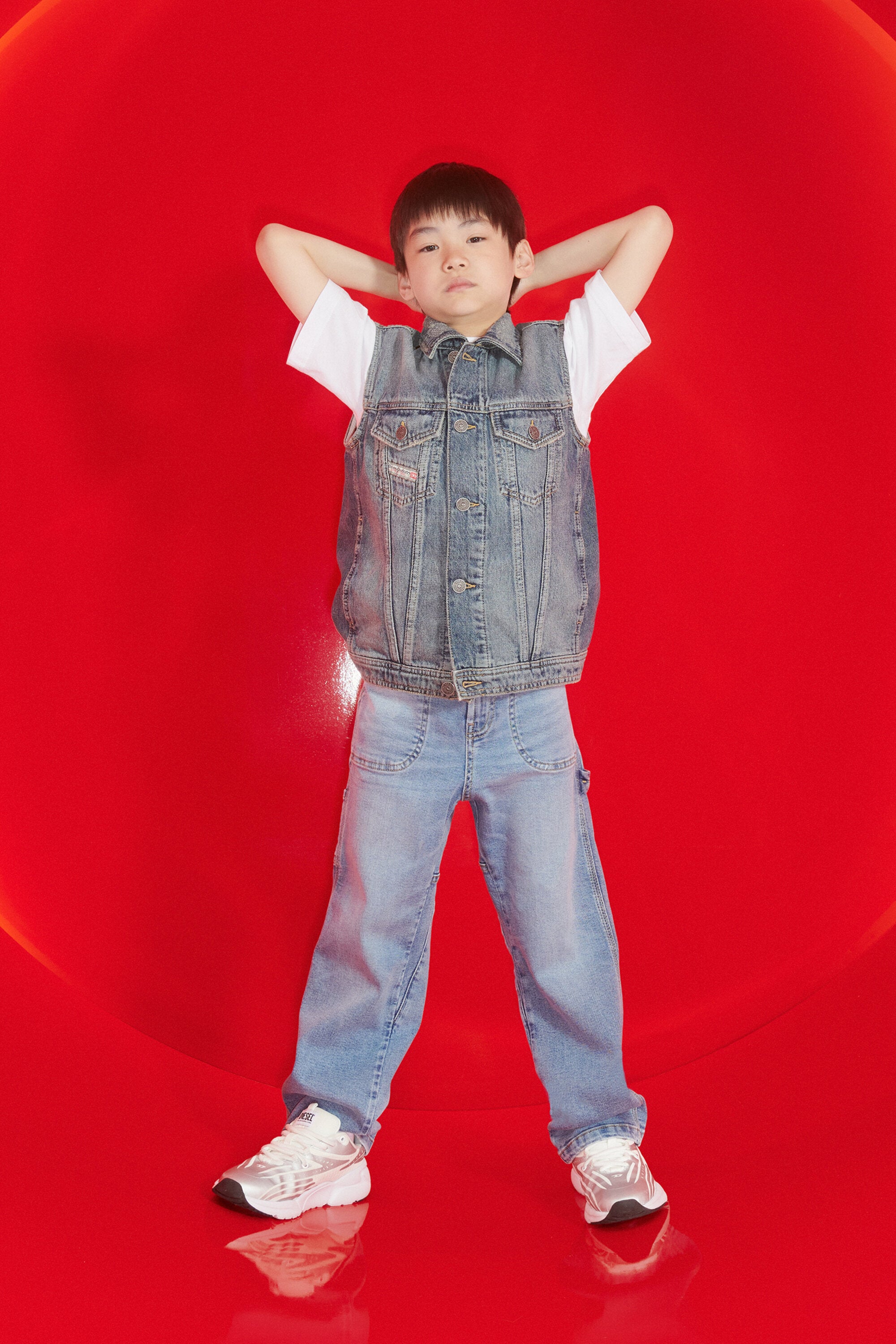 ロゴプリント入りデニムジレ