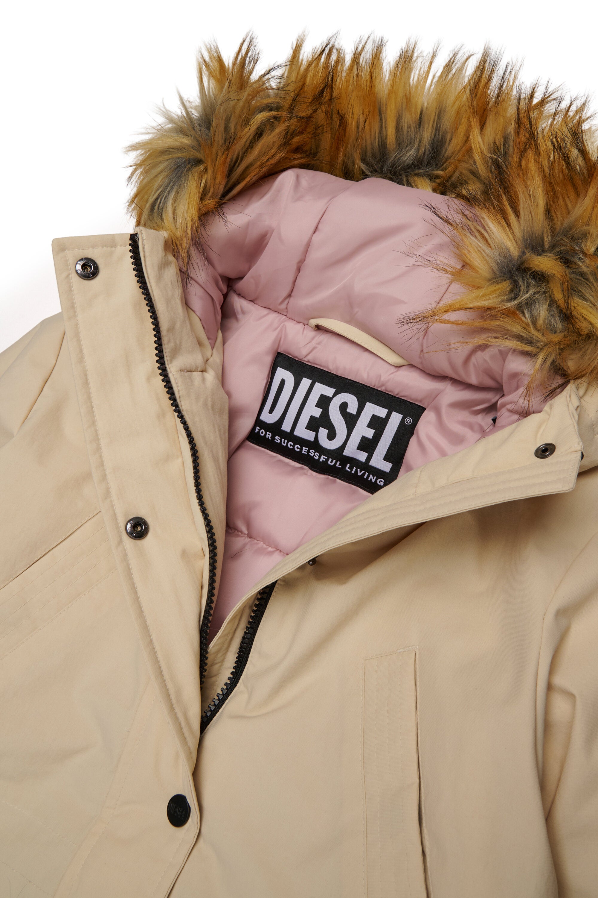 フェイクファー付きフードとポケット付きの中綿ジャケット