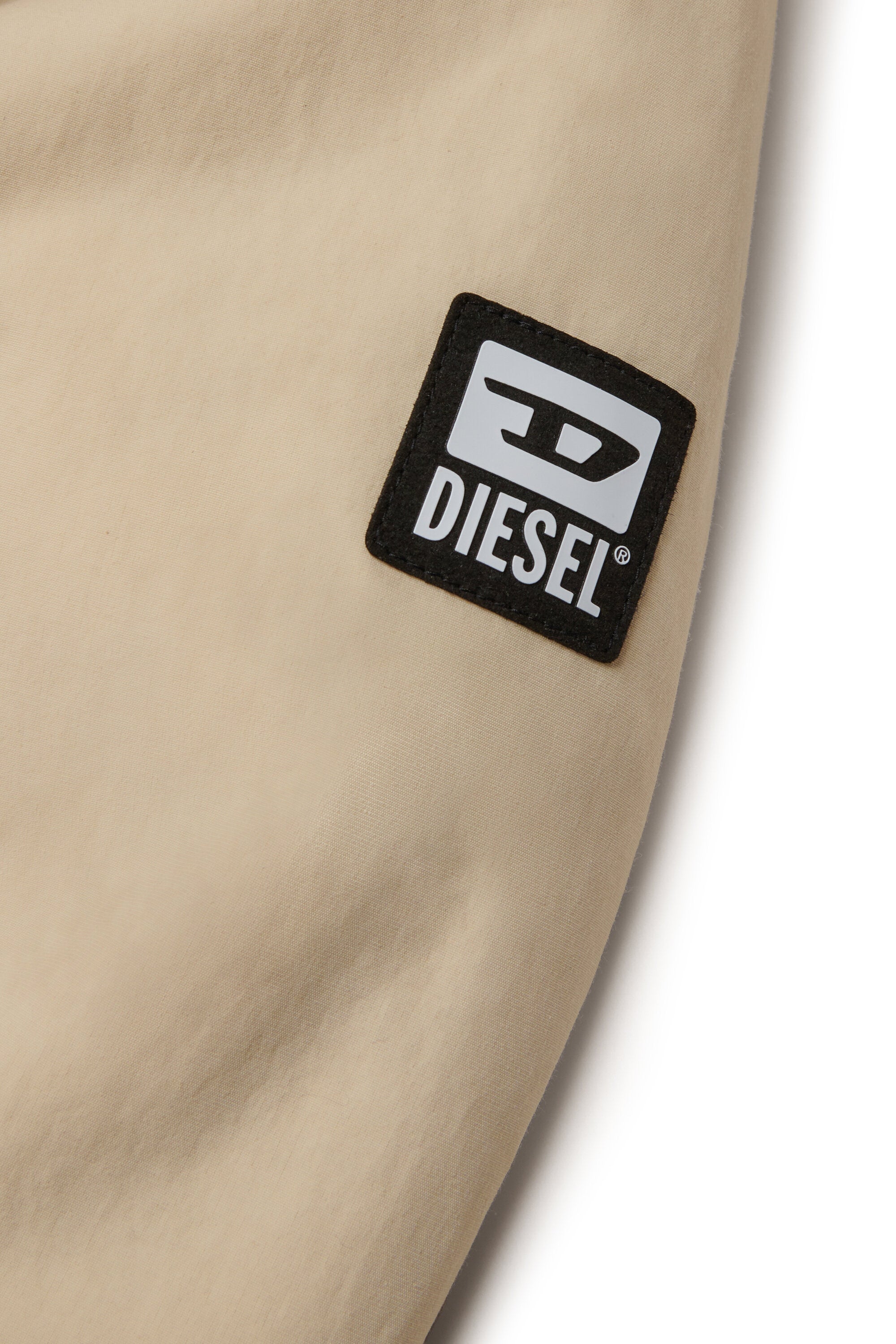 フェイクファー付きフードとポケット付きの中綿ジャケット