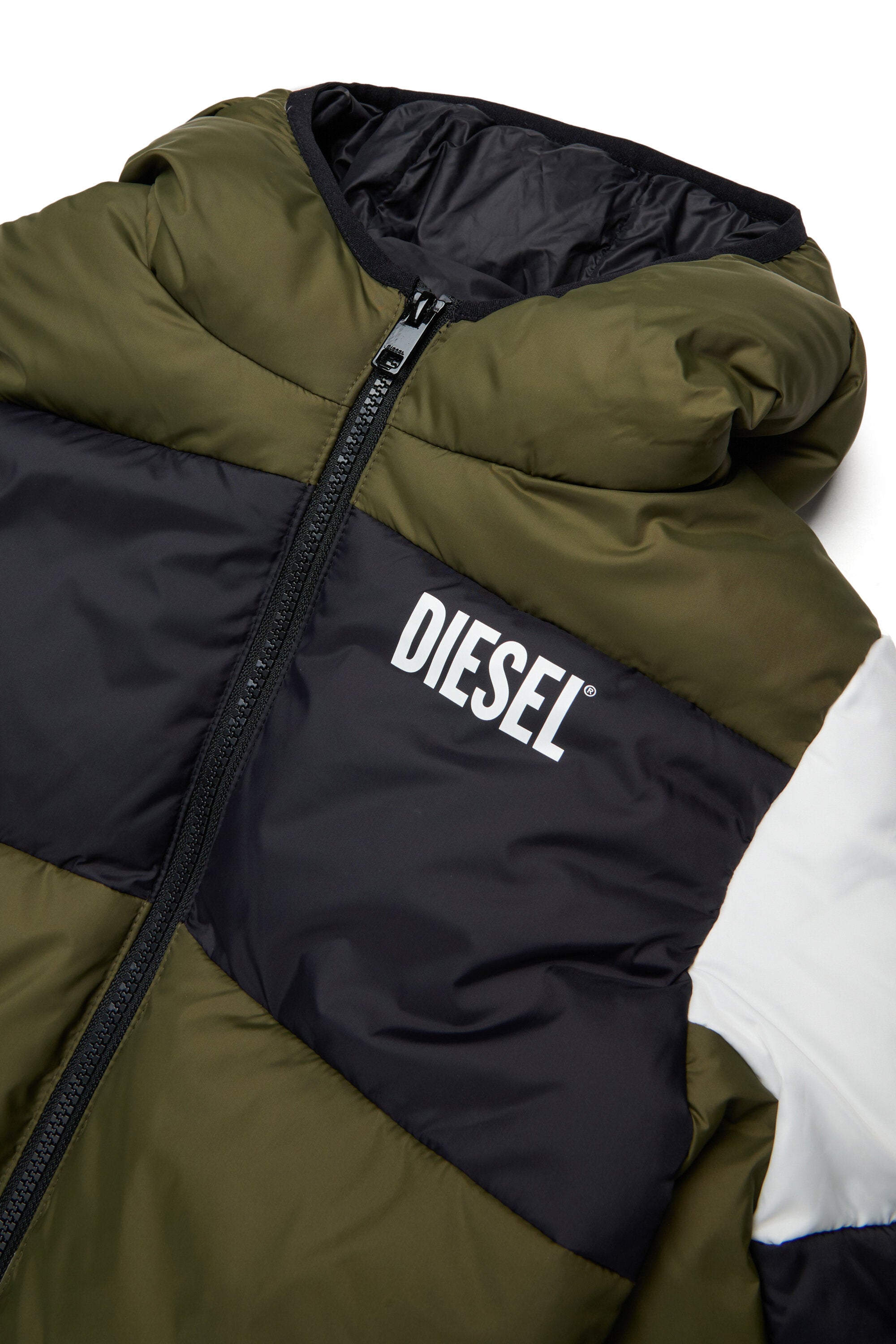 カラーブロックデザインのロゴ入り中綿ジャケット