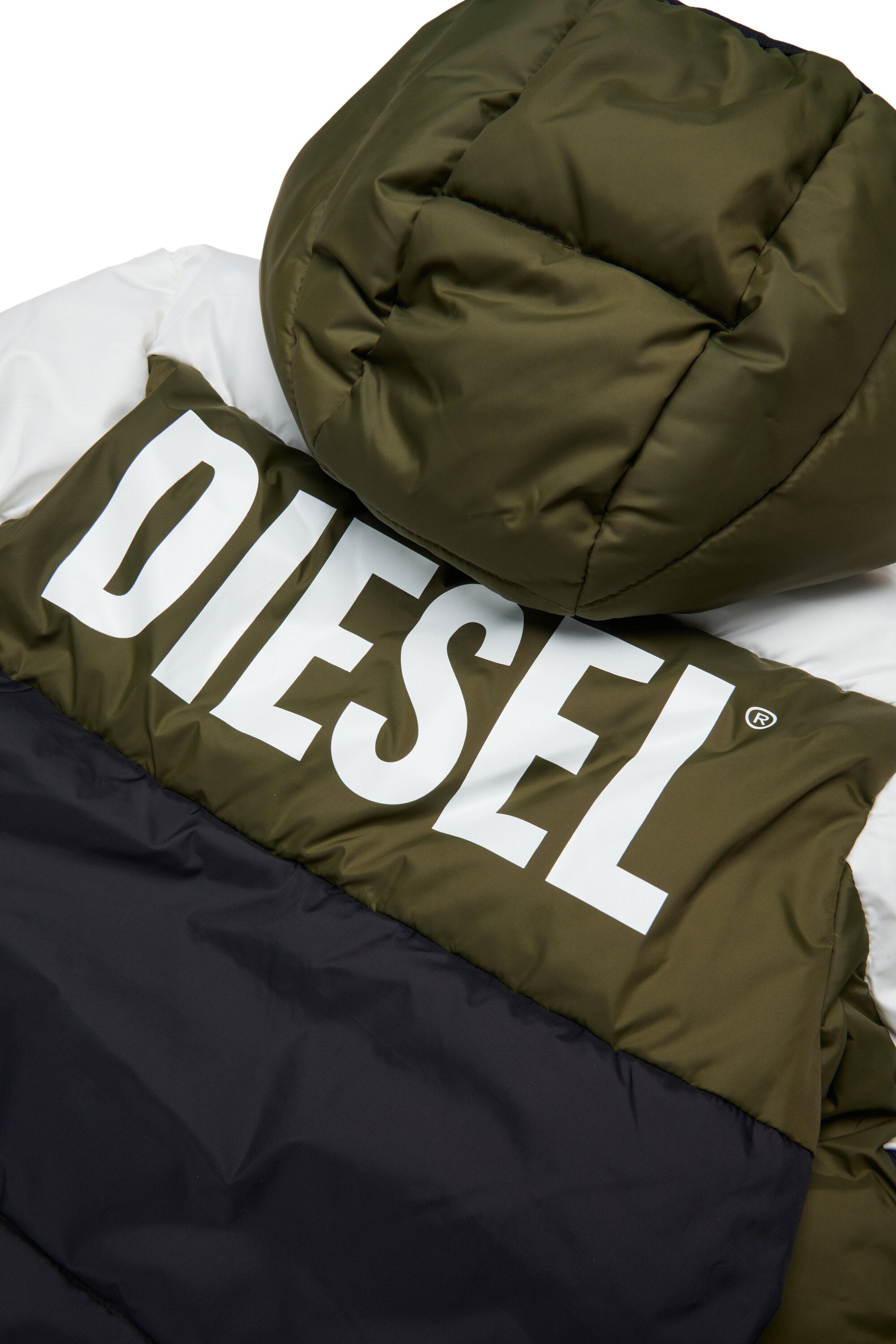 カラーブロックデザインのロゴ入り中綿ジャケット