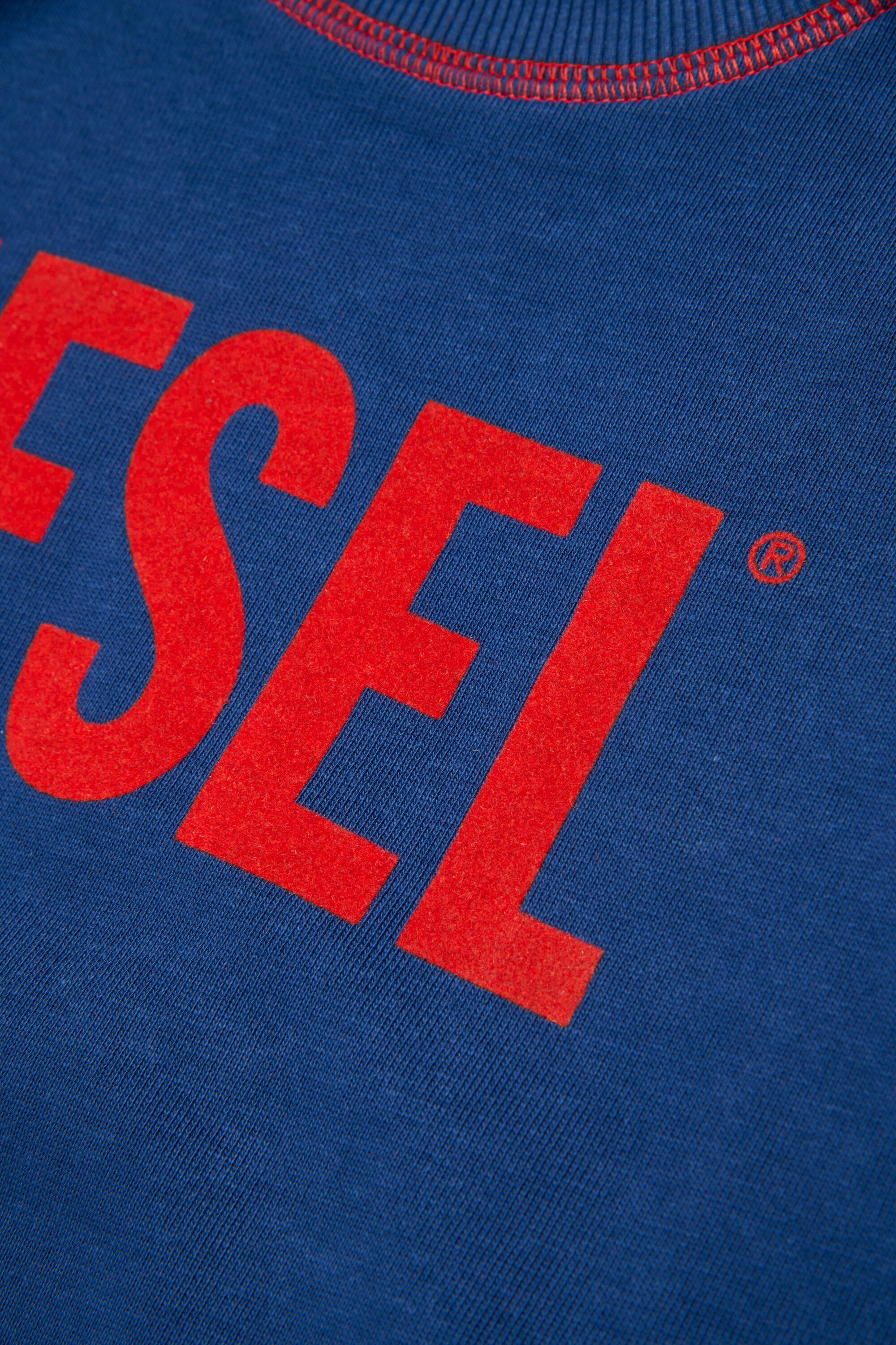 Dieselロゴ入りカンガルーポケット付きスウェット