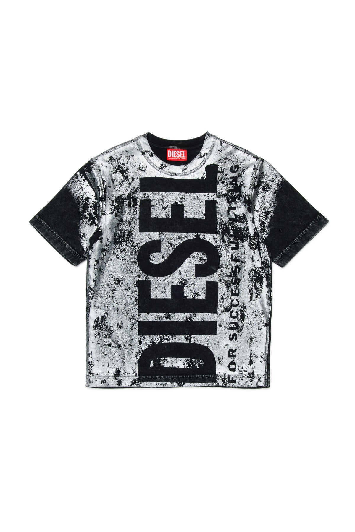 前面にロゴ入りTシャツ