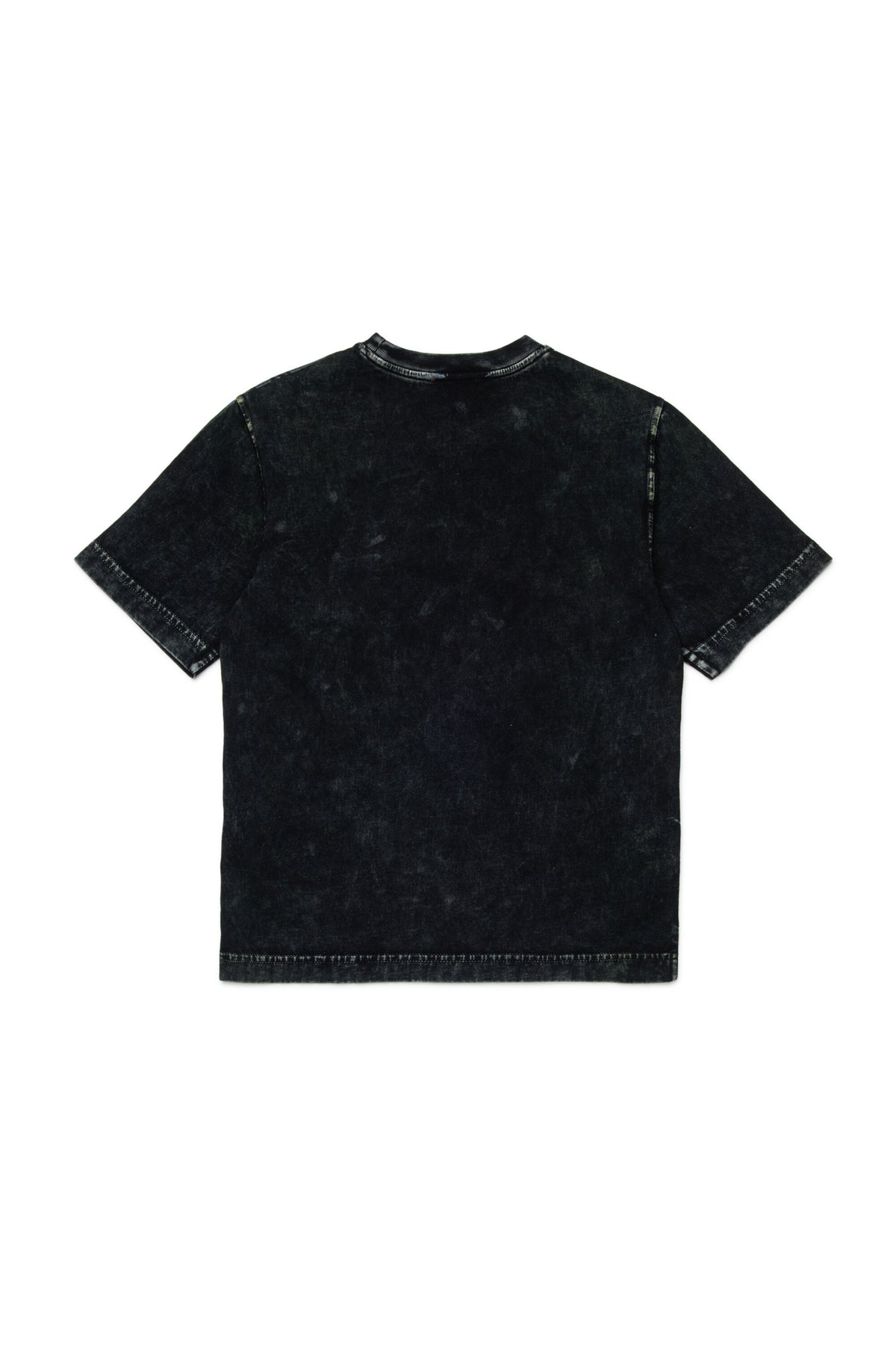 前面にロゴ入りTシャツ