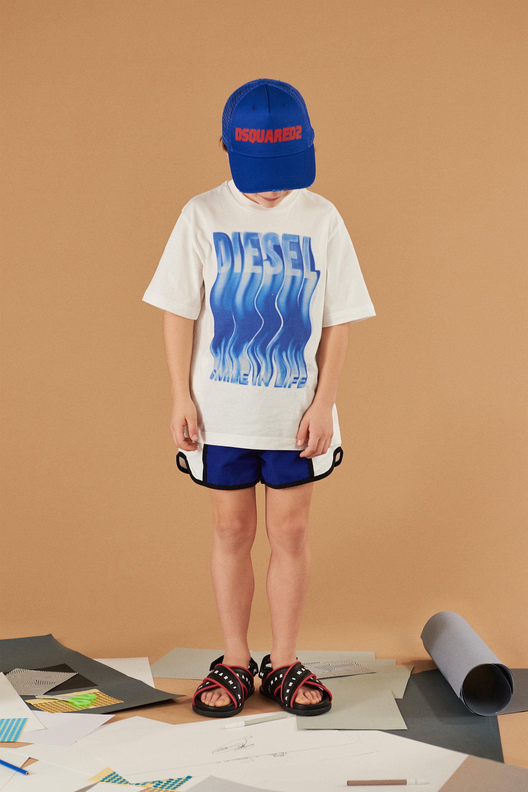 波状ロゴ入りTシャツ