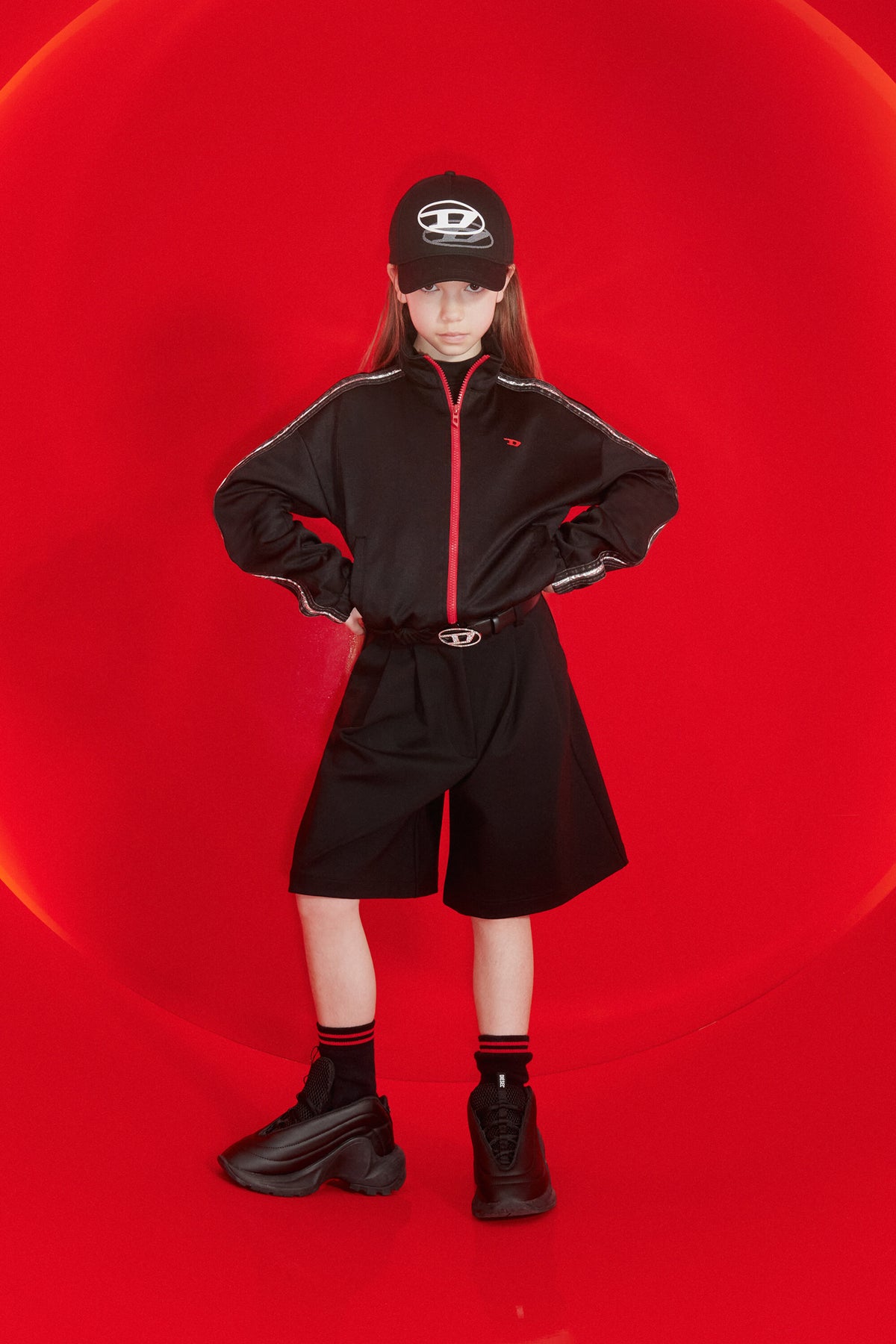 ロゴとプリーツ付きのフォーマルショートパンツ