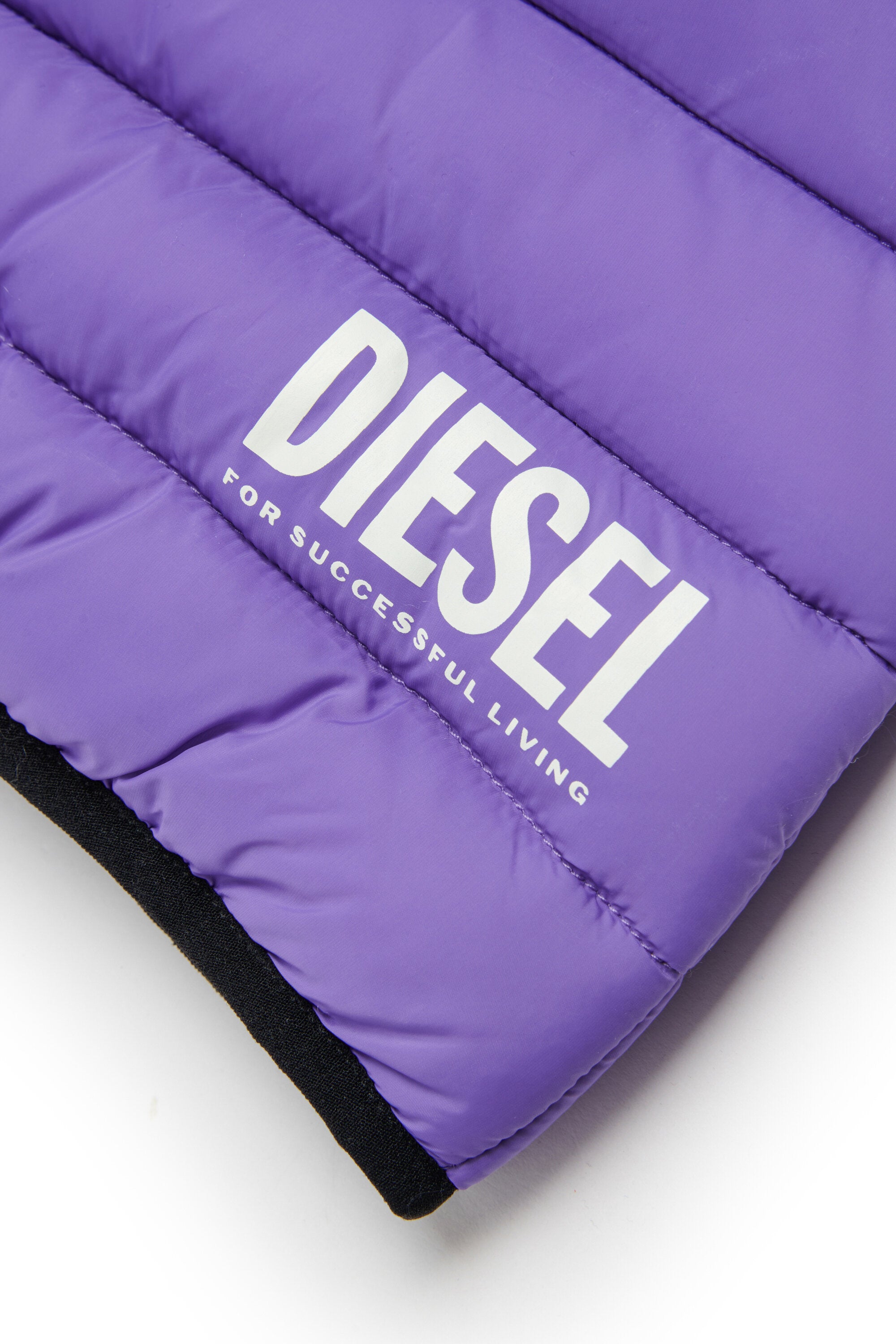 ロゴプリント入り中綿ジャケット