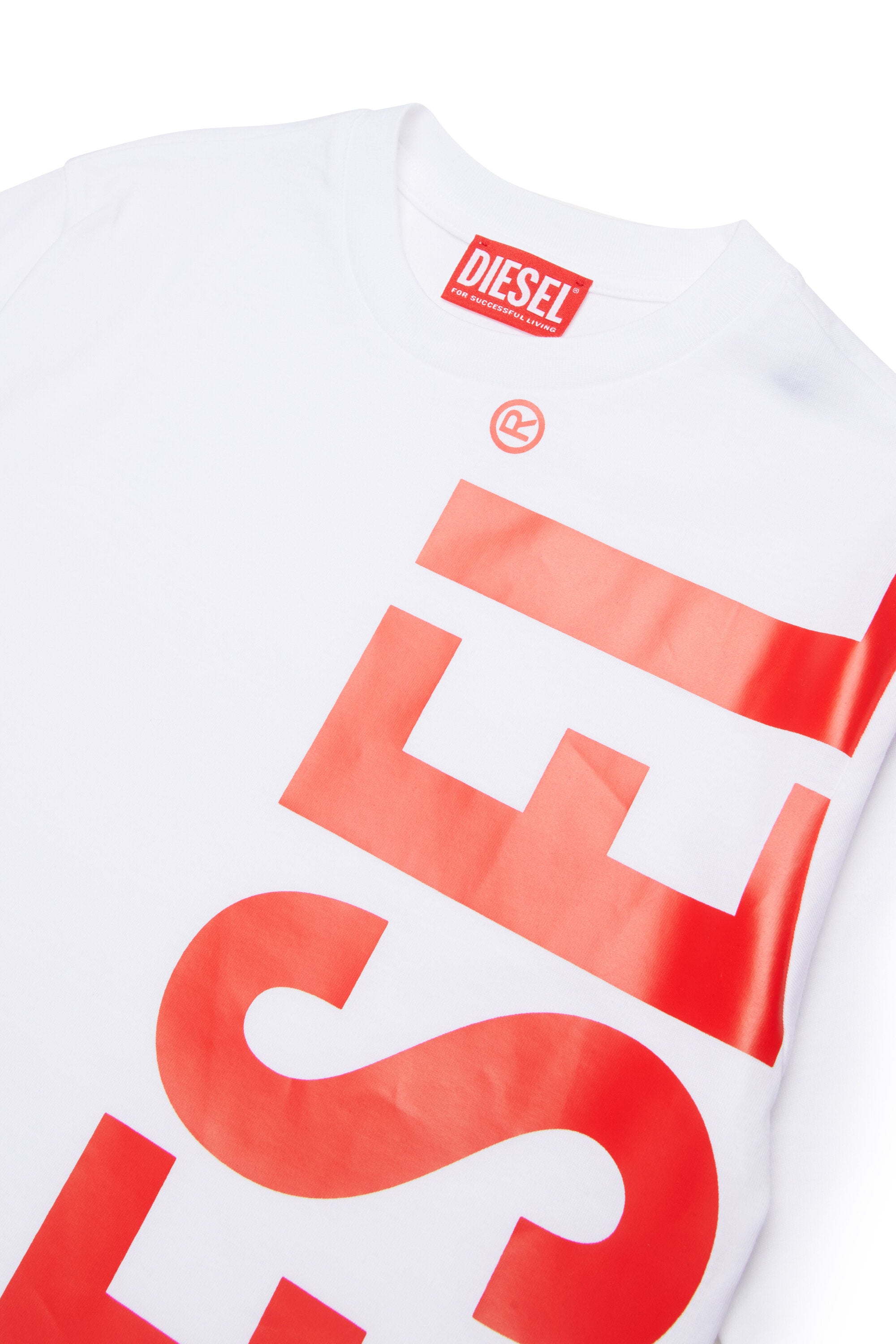 縦型ロゴ入りTシャツ