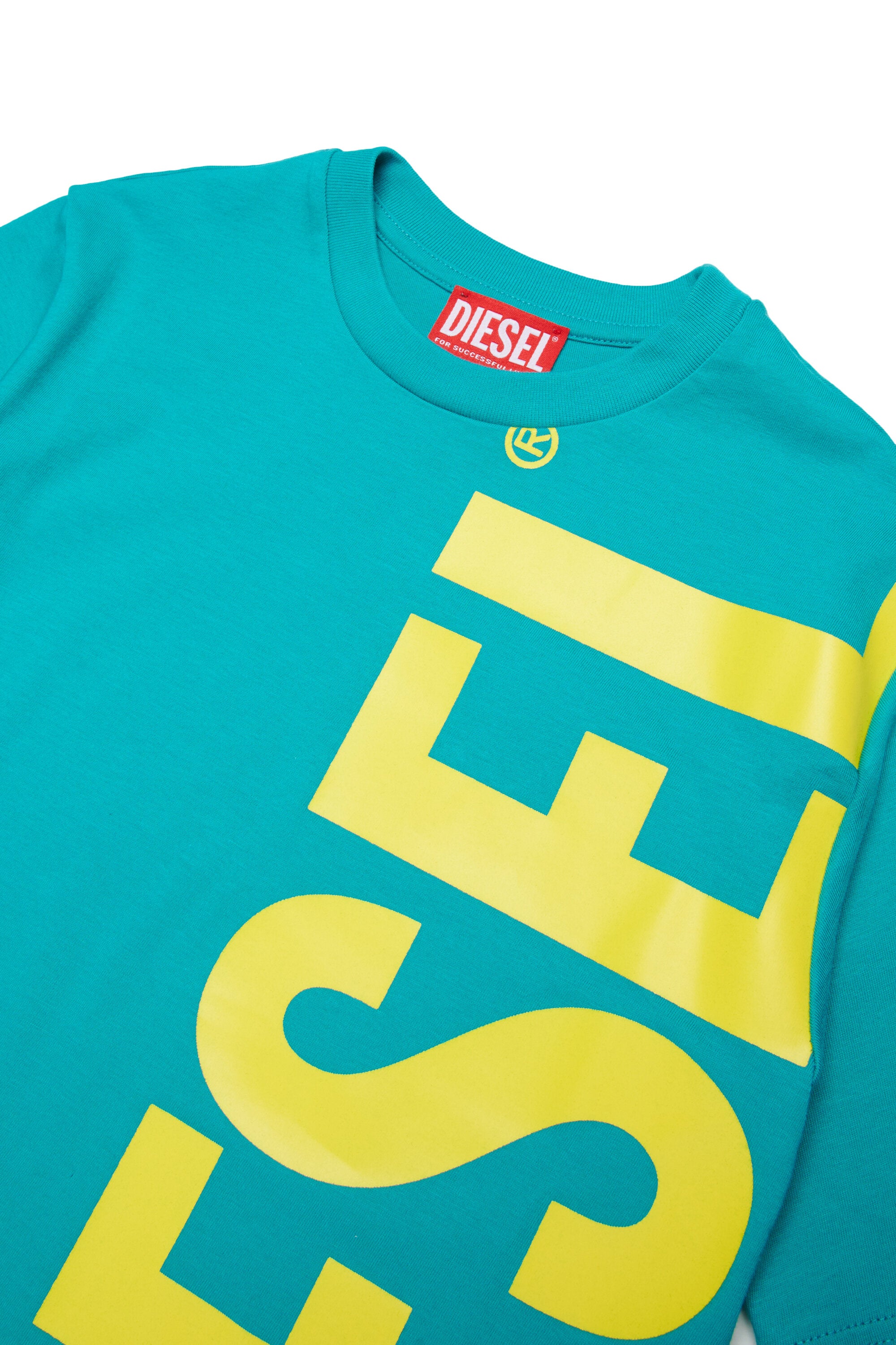 縦型ロゴ入りTシャツ