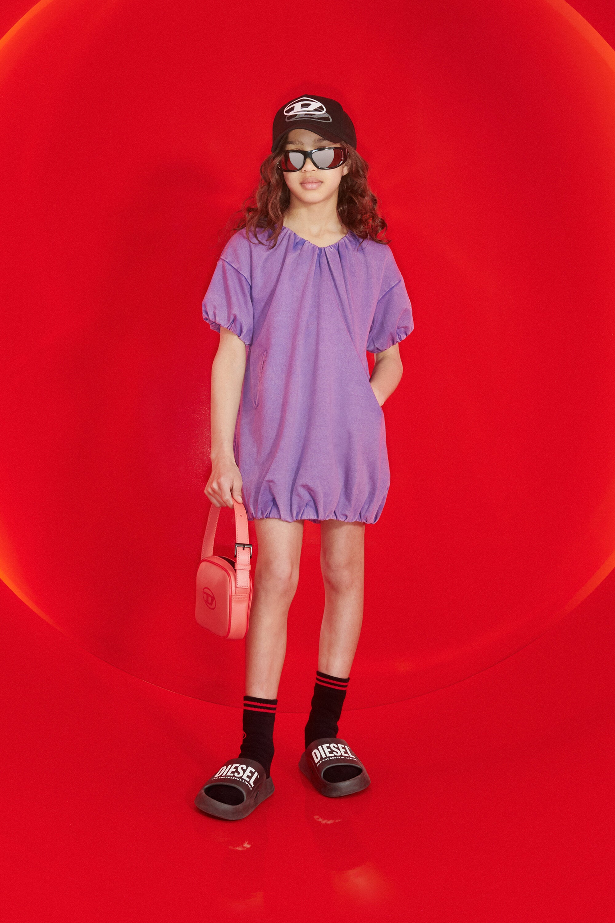 フロントにオーバルDロゴ付きバッグ