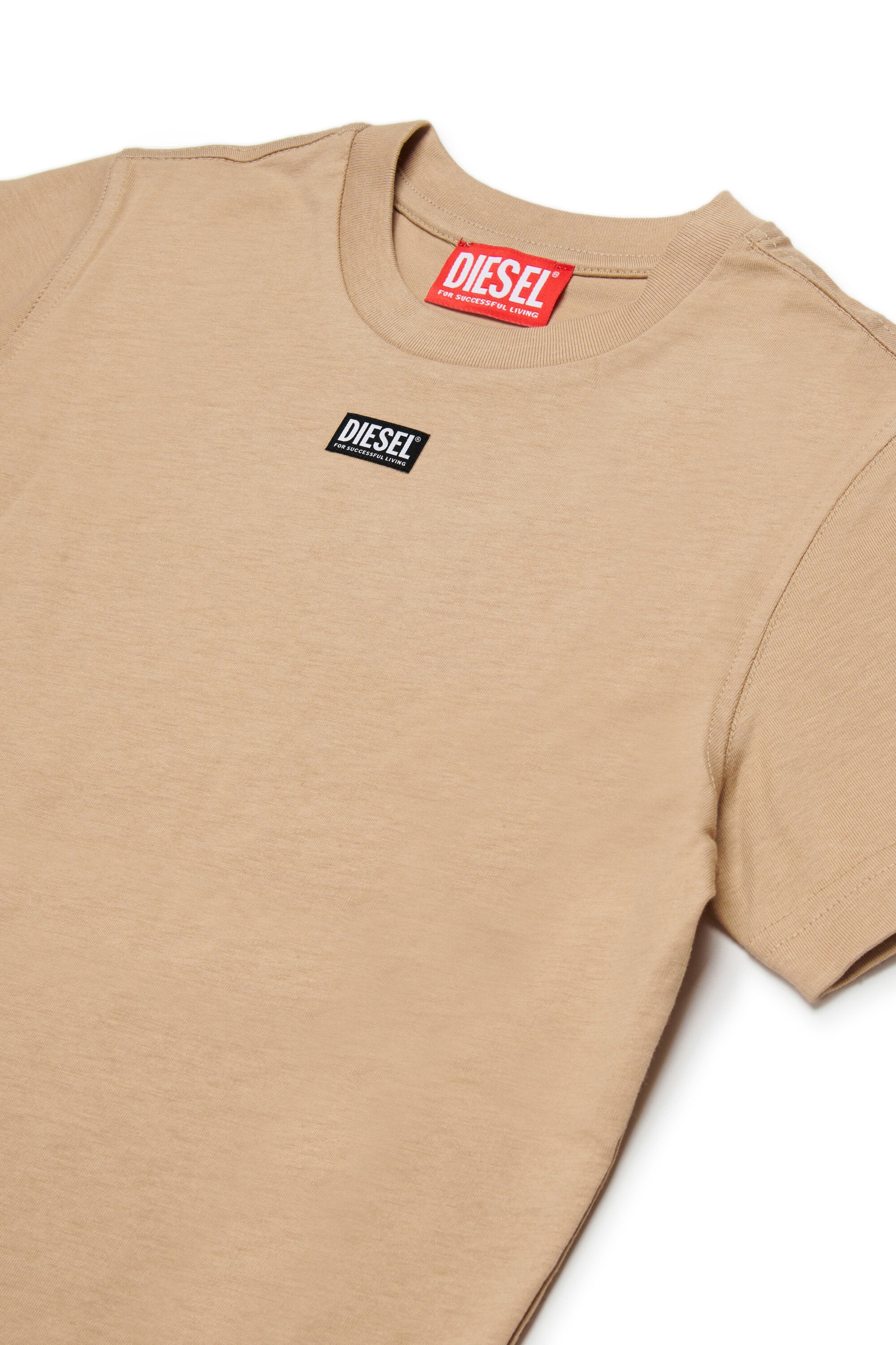 ロゴ入りTシャツ