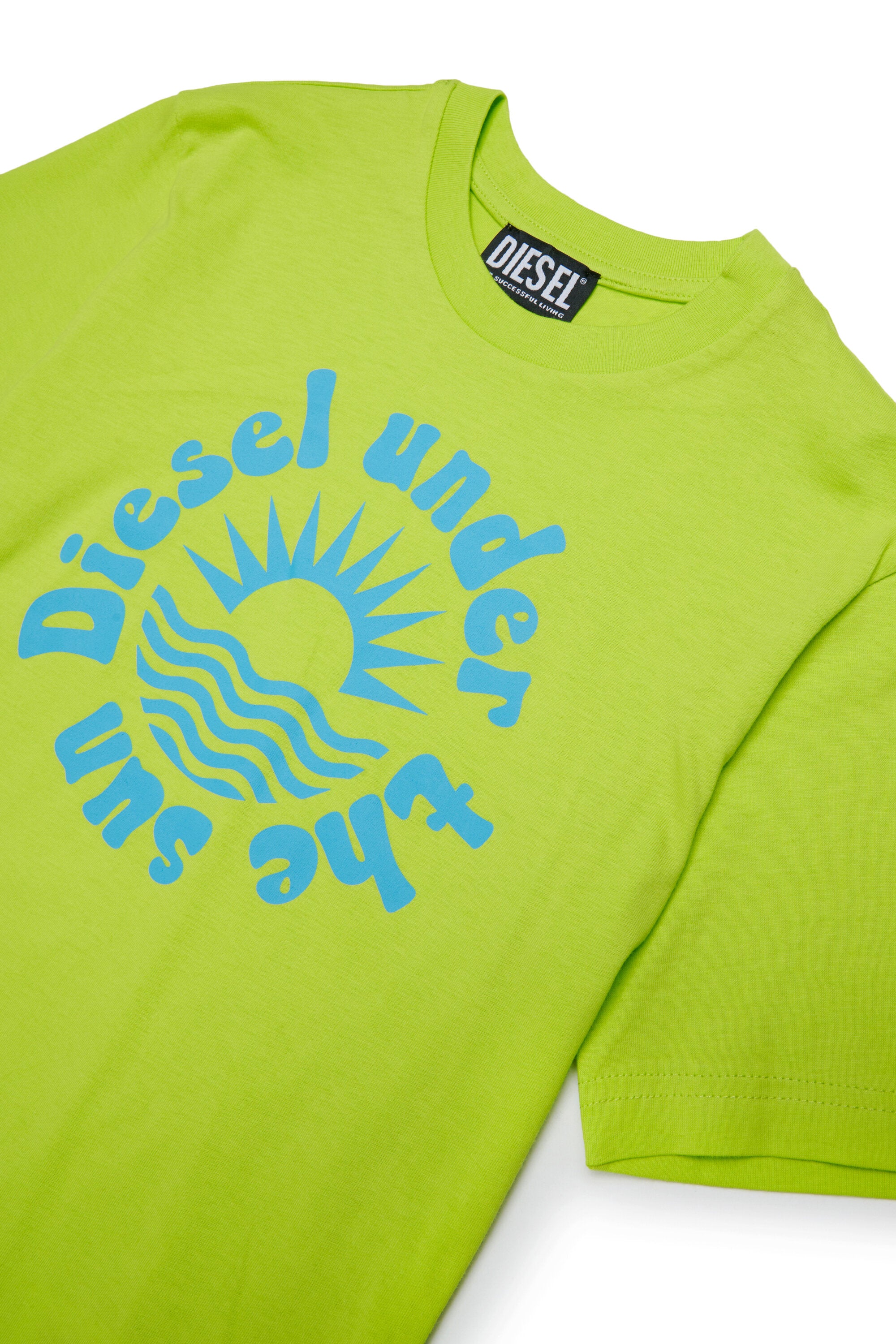 胸元にロゴ入りTシャツ