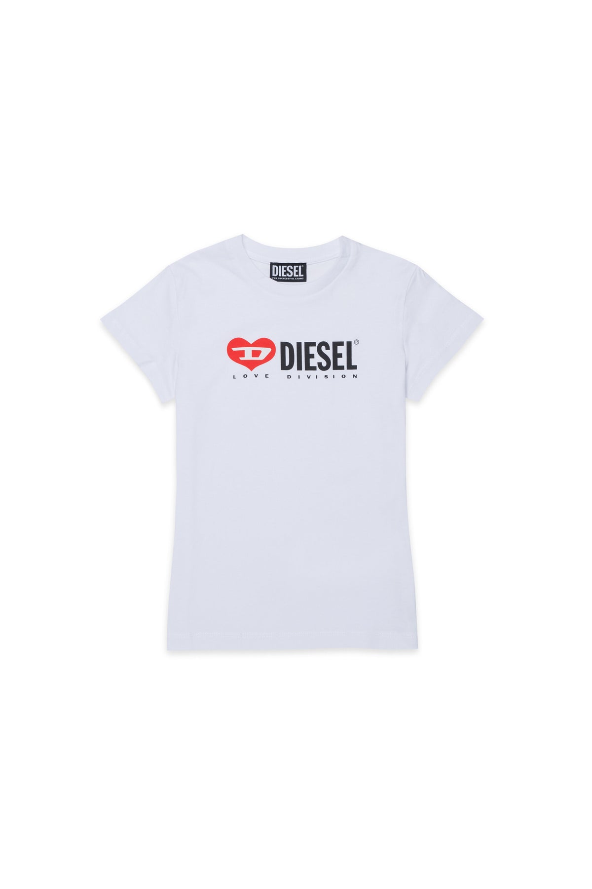 胸にロゴ入りのTシャツ