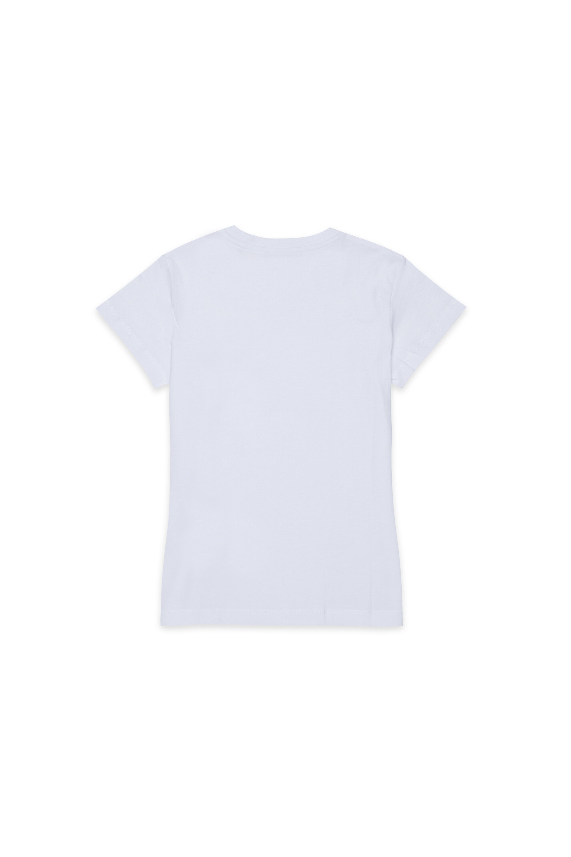 胸にロゴ入りのTシャツ