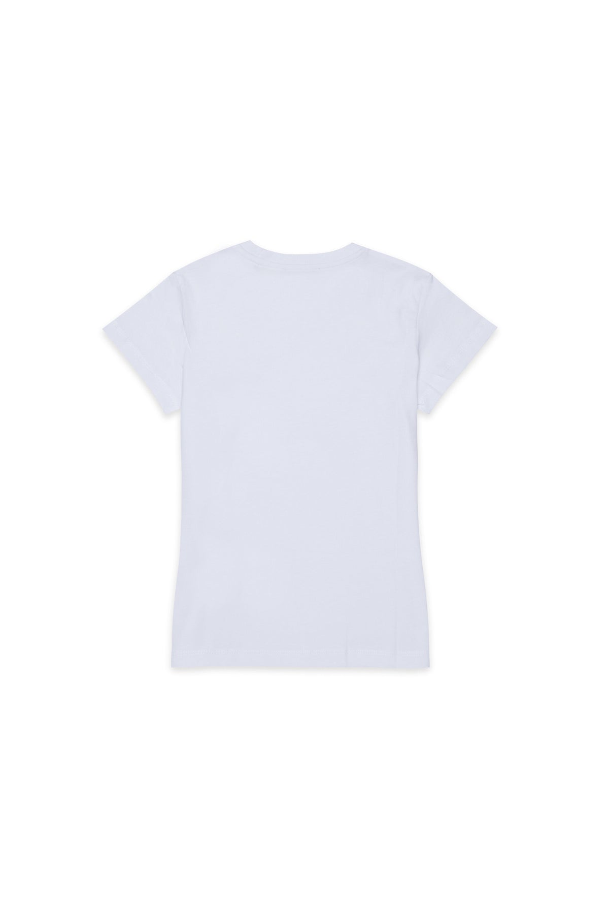 胸にロゴ入りのTシャツ