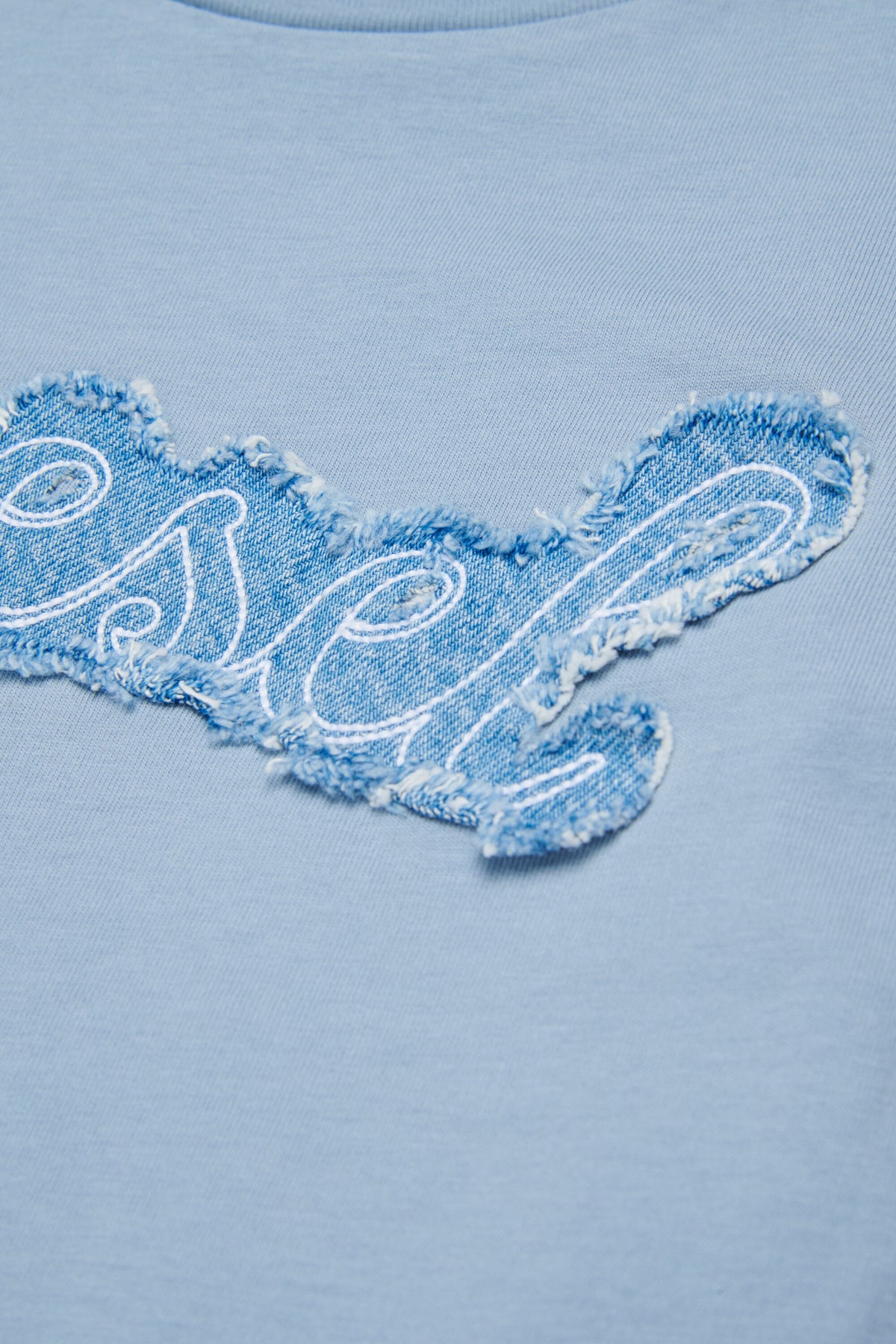 ロゴ入りTシャツ