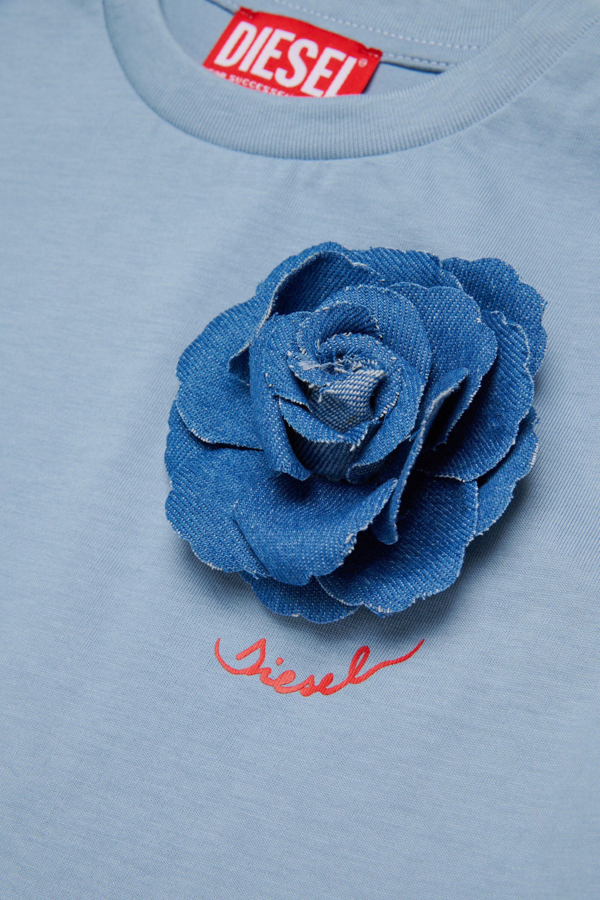 ロゴ付きTシャツ