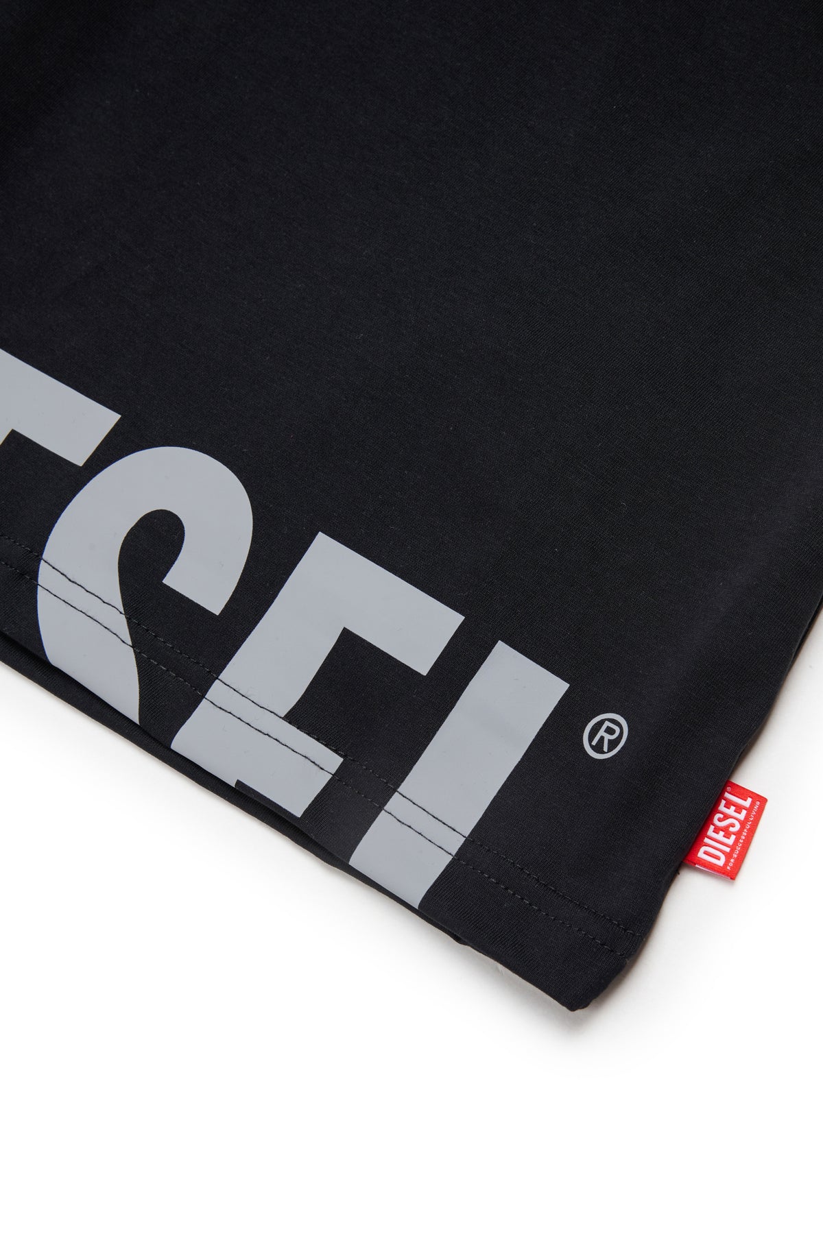 ロゴ入りTシャツ