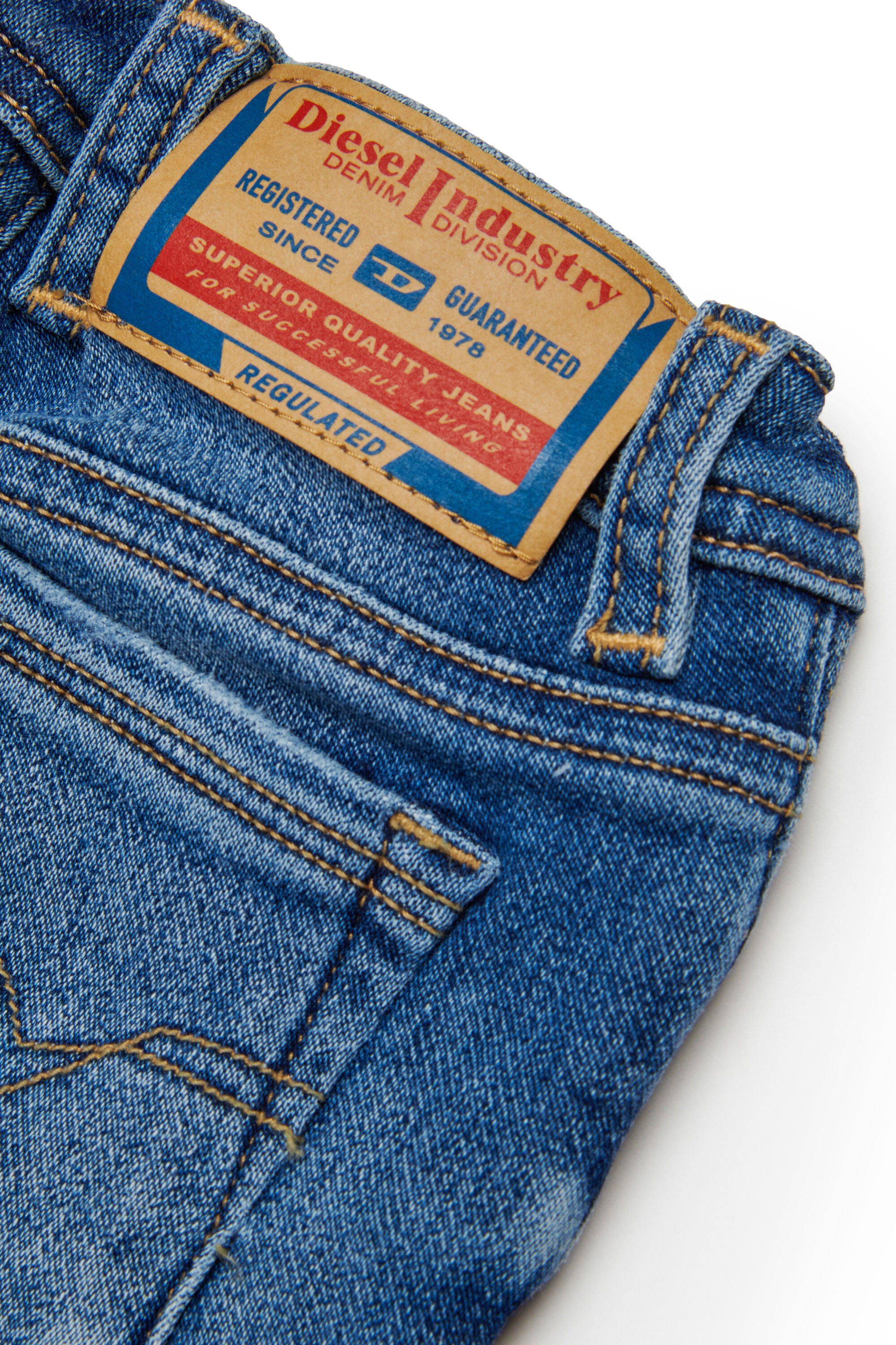 擦り切れのあるJoggJeans® （ミディアムブルースキニー） - D-Slinkie-B