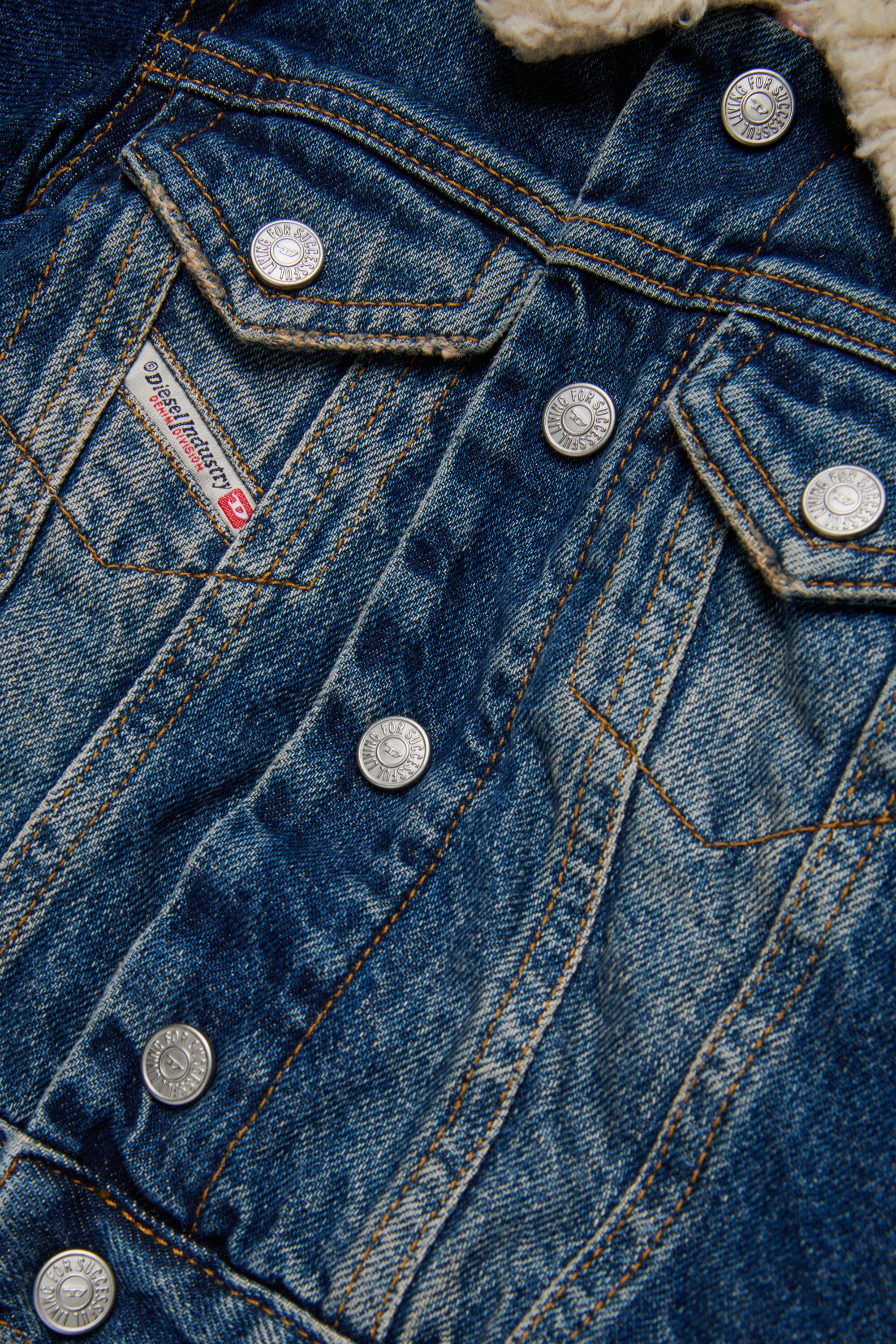 テディ・インナー付きダーティー・エフェクト・デニム・トラッカージャケット