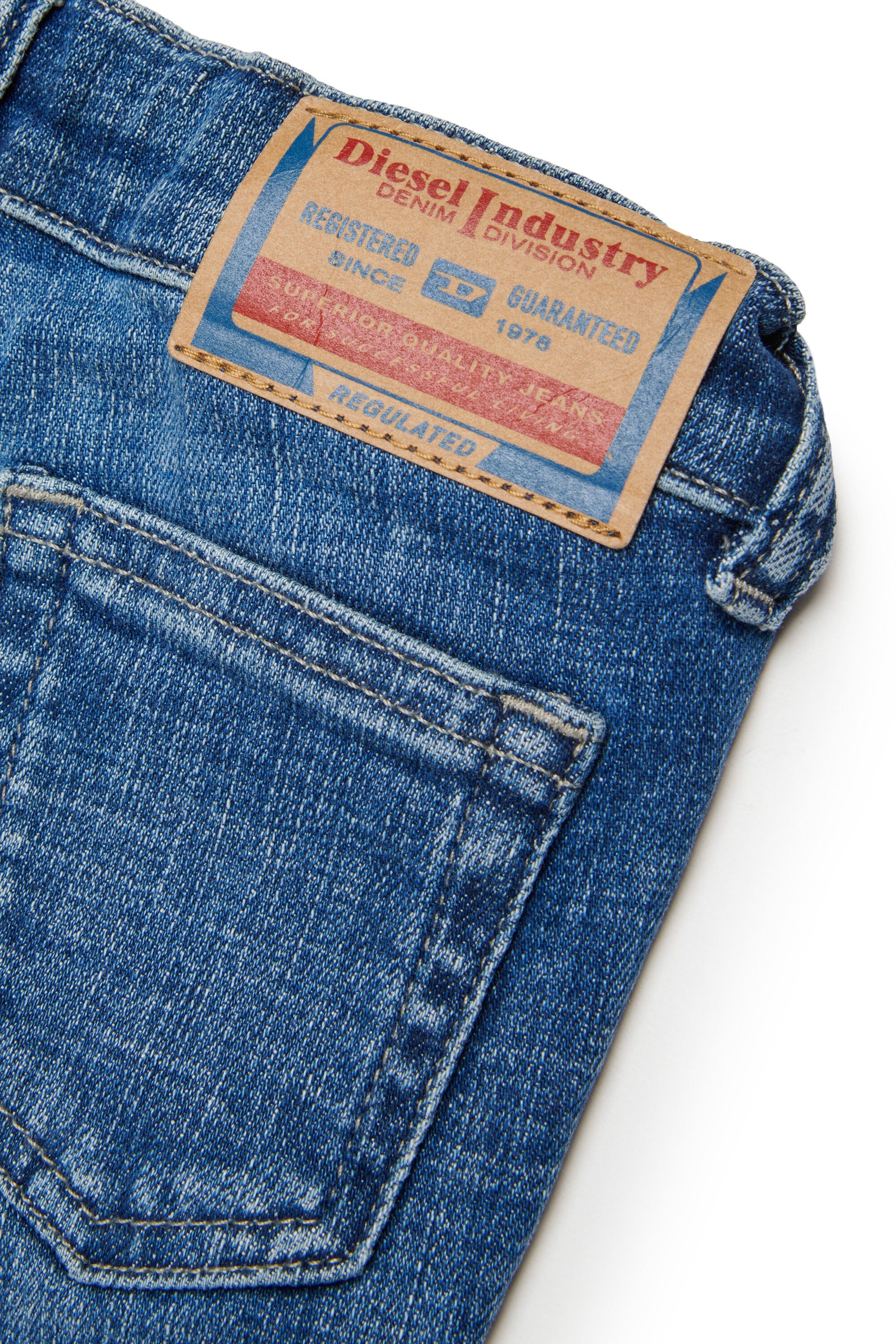 ミディアムブルーウォッシュ・ブートカットフィットジーンズ - D-Heki