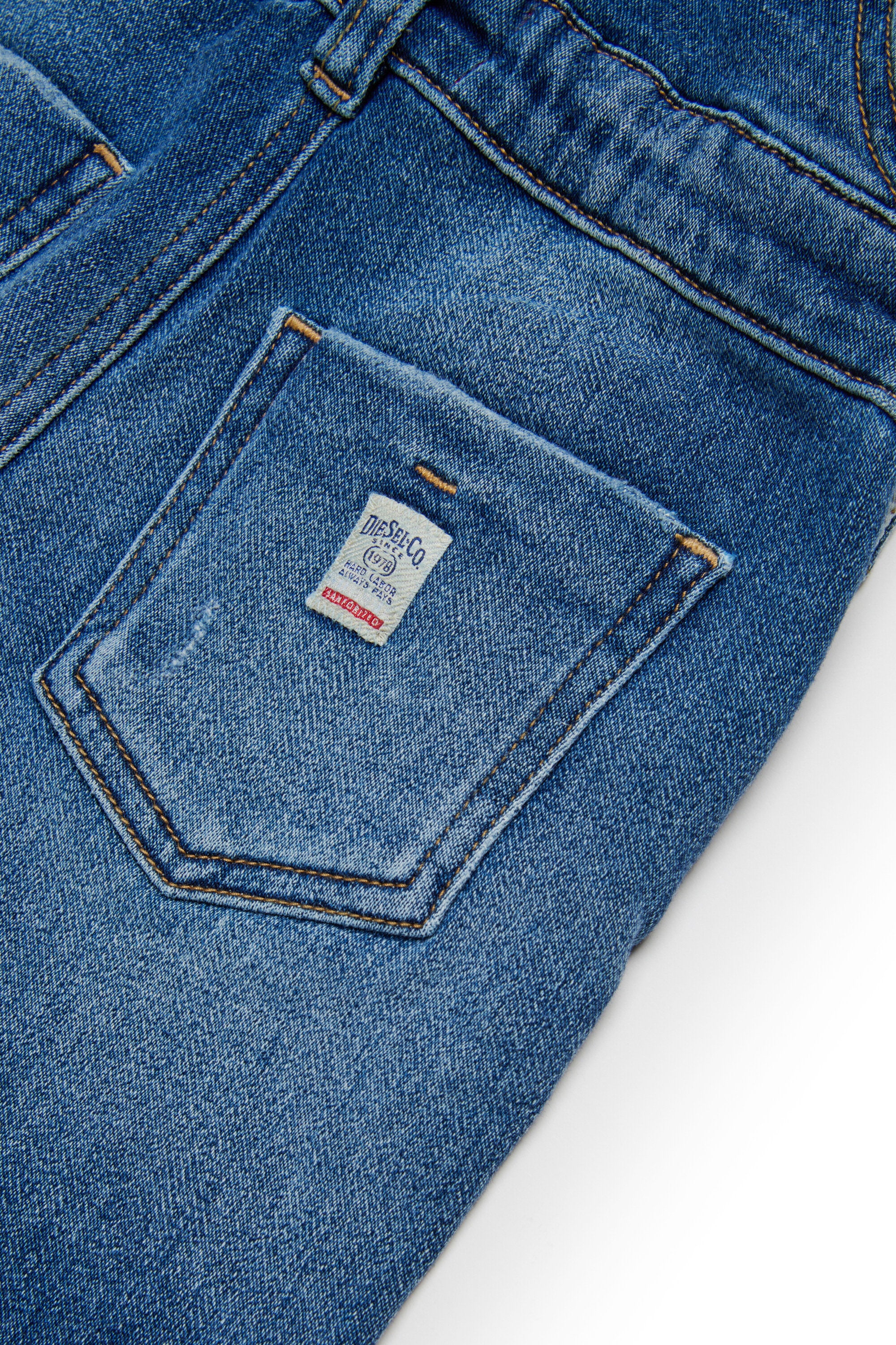 ミディアムブルーのJoggJeans®ロングオーバーオール（擦り傷あり