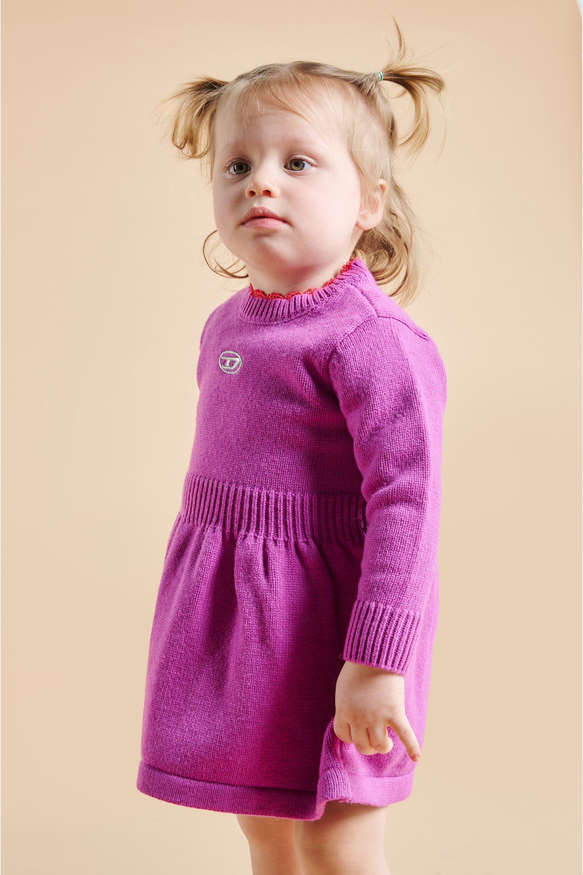 オーバルDロゴのブランドロゴ入りカシミア混ミディアム丈ドレス