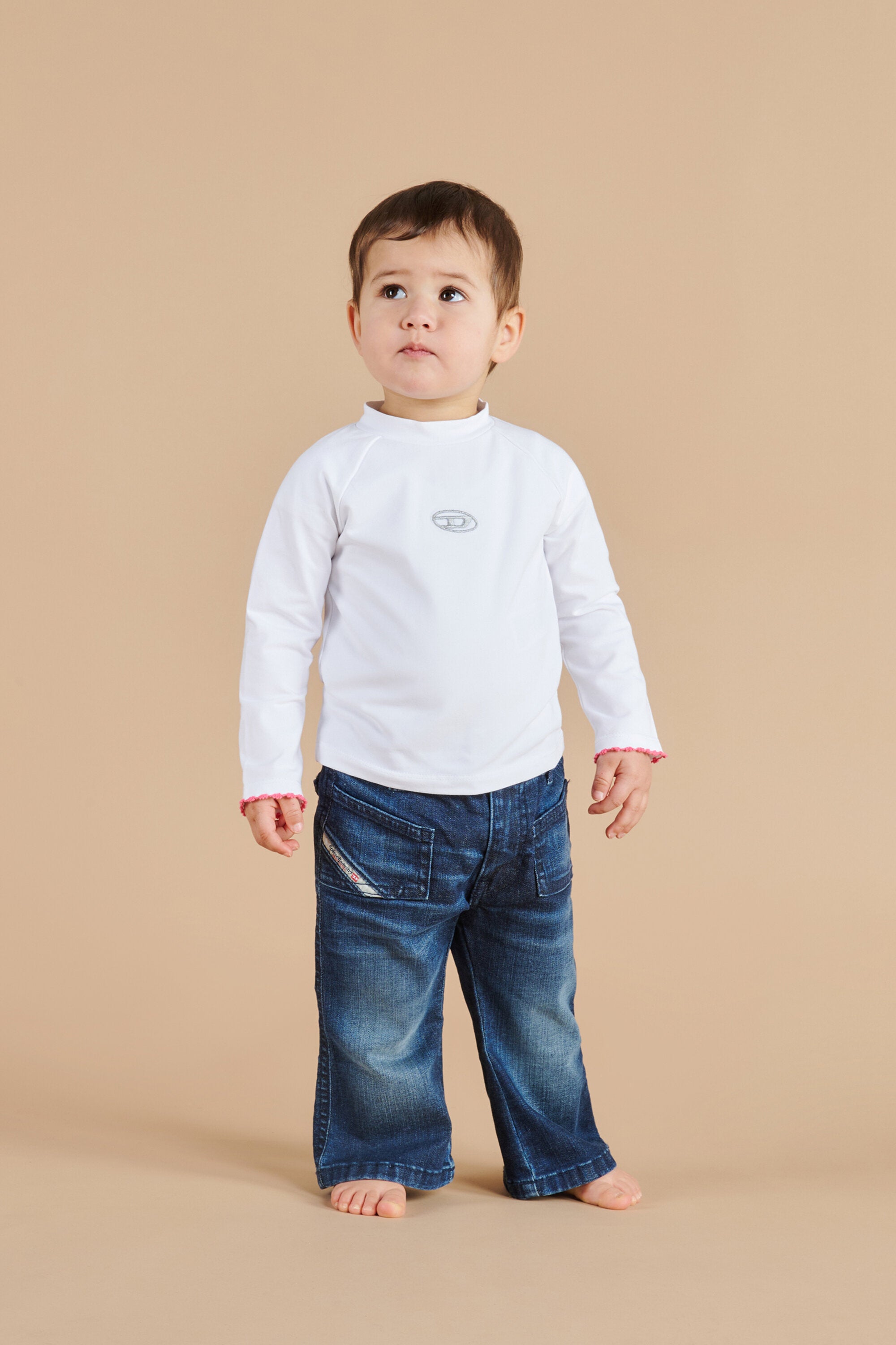 オーバルDのブランドロゴ入りストレッチジャージー素材タートルネック