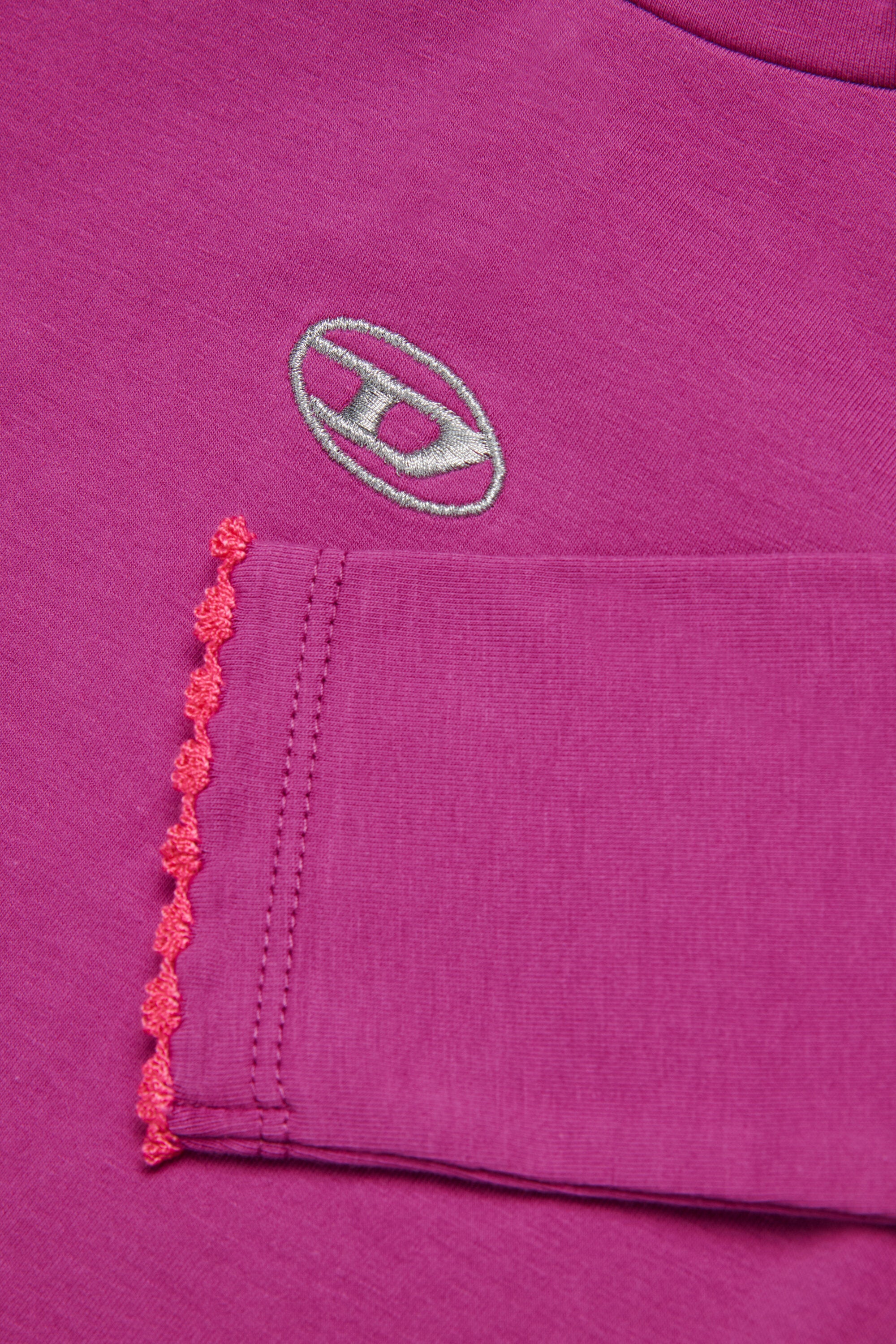 オーバルDのブランドロゴ入りストレッチジャージー素材タートルネック